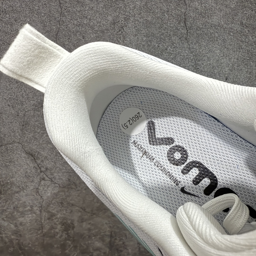 图片[8]-【XE纯原版】Nike Air Zoom Vomero 18 全新科技运动跑鞋 HM6803-103    目前市场最强品质 原版购入开发 鞋面采用硅胶发泡立体印刷 分体式组合大底 上层超临界ZOOM X泡棉 下层一次ReactX泡棉 区别市场一体底 超高质检清洁度 一切材质配件均与原版一致 原楦原纸板开发 匹配原版98%以上 完美弧度版型 原厂鞋标 立体反光鞋盒标 鞋盒防撞海绵 高端玩家必推版本 高价零售必推版本 欢迎对比市面任意版本‼️ 这双鞋简直是时尚与科技的完美融合。 经典黑色鞋面，质感爆棚，搭配超亮眼的银色大勾子，瞬间成为街头焦点。不仅颜值在线，缓震性能更是一绝 不管是日常出街还是慢跑锻炼，都能给双脚极致舒适体验。  码数超全，39- 46 码任你选！别犹豫啦，穿上它，轻松走出潮流范，开启你的时尚运动新旅程！ 码段：39-46-选品中心