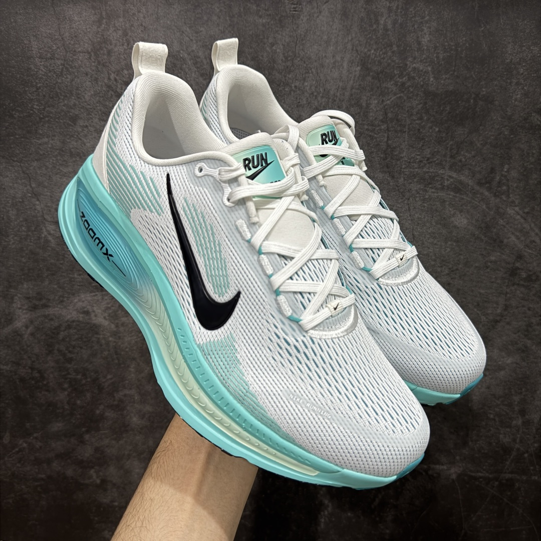 【XE纯原版】Nike Air Zoom Vomero 18 全新科技运动跑鞋 HM6803-103 目前市场最强品质 原版购入开发 鞋面采用硅胶发泡立体印刷 分体式组合大底 上层超临界ZOOM X泡棉 下层一次ReactX泡棉 区别市场一体底 超高质检清洁度 一切材质配件均与原版一致 原楦原纸板开发 匹配原版98%以上 完美弧度版型 原厂鞋标 立体反光鞋盒标 鞋盒防撞海绵 高端玩家必推版本 高价零售必推版本 欢迎对比市面任意版本‼️ 这双鞋简直是时尚与科技的完美融合。 经典黑色鞋面,质感爆棚,搭配超亮眼的银色大勾子,瞬间成为街头焦点。不仅颜值在线,缓震性能更是一绝 不管是日常出街还是慢跑锻炼,都能给双脚极致舒适体验。 码数超全,39- 46 码任你选!别犹豫啦,穿上它,轻松走出潮流范,开启你的时尚运动新旅程! 码段:39-46-选品中心