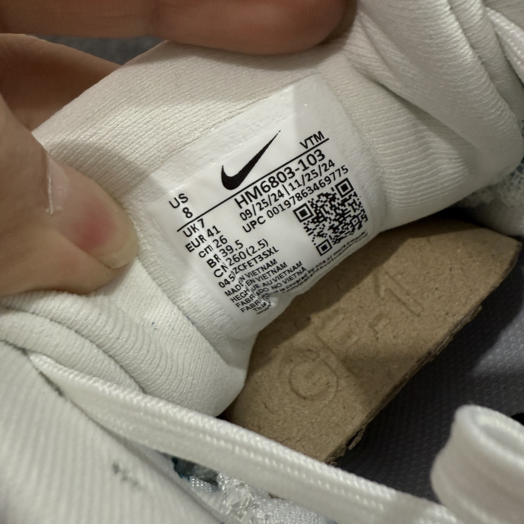 图片[7]-【XE纯原版】Nike Air Zoom Vomero 18 全新科技运动跑鞋 HM6803-103    目前市场最强品质 原版购入开发 鞋面采用硅胶发泡立体印刷 分体式组合大底 上层超临界ZOOM X泡棉 下层一次ReactX泡棉 区别市场一体底 超高质检清洁度 一切材质配件均与原版一致 原楦原纸板开发 匹配原版98%以上 完美弧度版型 原厂鞋标 立体反光鞋盒标 鞋盒防撞海绵 高端玩家必推版本 高价零售必推版本 欢迎对比市面任意版本‼️ 这双鞋简直是时尚与科技的完美融合。 经典黑色鞋面，质感爆棚，搭配超亮眼的银色大勾子，瞬间成为街头焦点。不仅颜值在线，缓震性能更是一绝 不管是日常出街还是慢跑锻炼，都能给双脚极致舒适体验。  码数超全，39- 46 码任你选！别犹豫啦，穿上它，轻松走出潮流范，开启你的时尚运动新旅程！ 码段：39-46-选品中心