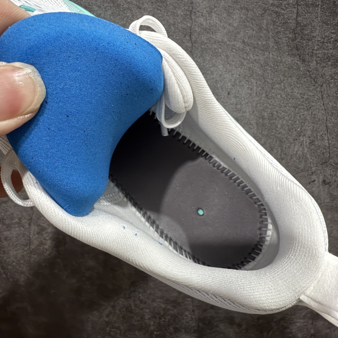 图片[9]-【XE纯原版】Nike Air Zoom Vomero 18 全新科技运动跑鞋 HM6803-103    目前市场最强品质 原版购入开发 鞋面采用硅胶发泡立体印刷 分体式组合大底 上层超临界ZOOM X泡棉 下层一次ReactX泡棉 区别市场一体底 超高质检清洁度 一切材质配件均与原版一致 原楦原纸板开发 匹配原版98%以上 完美弧度版型 原厂鞋标 立体反光鞋盒标 鞋盒防撞海绵 高端玩家必推版本 高价零售必推版本 欢迎对比市面任意版本‼️ 这双鞋简直是时尚与科技的完美融合。 经典黑色鞋面，质感爆棚，搭配超亮眼的银色大勾子，瞬间成为街头焦点。不仅颜值在线，缓震性能更是一绝 不管是日常出街还是慢跑锻炼，都能给双脚极致舒适体验。  码数超全，39- 46 码任你选！别犹豫啦，穿上它，轻松走出潮流范，开启你的时尚运动新旅程！ 码段：39-46-选品中心