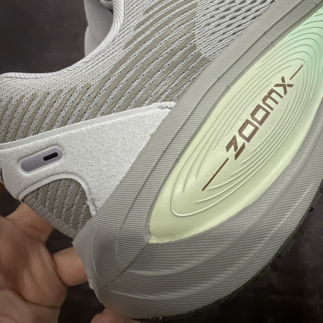 图片[3]-【XE纯原版】Nike Air Zoom Vomero 18 全新科技运动跑鞋 HM6803-002    目前市场最强品质 原版购入开发 鞋面采用硅胶发泡立体印刷 分体式组合大底 上层超临界ZOOM X泡棉 下层一次ReactX泡棉 区别市场一体底 超高质检清洁度 一切材质配件均与原版一致 原楦原纸板开发 匹配原版98%以上 完美弧度版型 原厂鞋标 立体反光鞋盒标 鞋盒防撞海绵 高端玩家必推版本 高价零售必推版本 欢迎对比市面任意版本‼️ 这双鞋简直是时尚与科技的完美融合。 经典黑色鞋面，质感爆棚，搭配超亮眼的银色大勾子，瞬间成为街头焦点。不仅颜值在线，缓震性能更是一绝 不管是日常出街还是慢跑锻炼，都能给双脚极致舒适体验。  码数超全，39- 46 码任你选！别犹豫啦，穿上它，轻松走出潮流范，开启你的时尚运动新旅程！ 码段：39-46-选品中心
