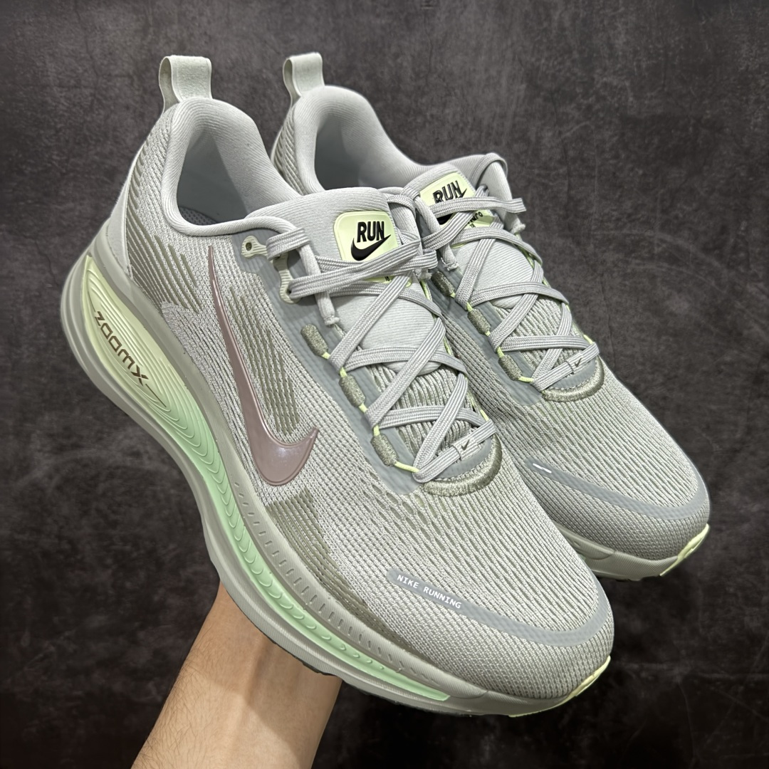 【XE纯原版】Nike Air Zoom Vomero 18 全新科技运动跑鞋 HM6803-002 目前市场最强品质 原版购入开发 鞋面采用硅胶发泡立体印刷 分体式组合大底 上层超临界ZOOM X泡棉 下层一次ReactX泡棉 区别市场一体底 超高质检清洁度 一切材质配件均与原版一致 原楦原纸板开发 匹配原版98%以上 完美弧度版型 原厂鞋标 立体反光鞋盒标 鞋盒防撞海绵 高端玩家必推版本 高价零售必推版本 欢迎对比市面任意版本‼️ 这双鞋简直是时尚与科技的完美融合。 经典黑色鞋面,质感爆棚,搭配超亮眼的银色大勾子,瞬间成为街头焦点。不仅颜值在线,缓震性能更是一绝 不管是日常出街还是慢跑锻炼,都能给双脚极致舒适体验。 码数超全,39- 46 码任你选!别犹豫啦,穿上它,轻松走出潮流范,开启你的时尚运动新旅程! 码段:39-46-选品中心