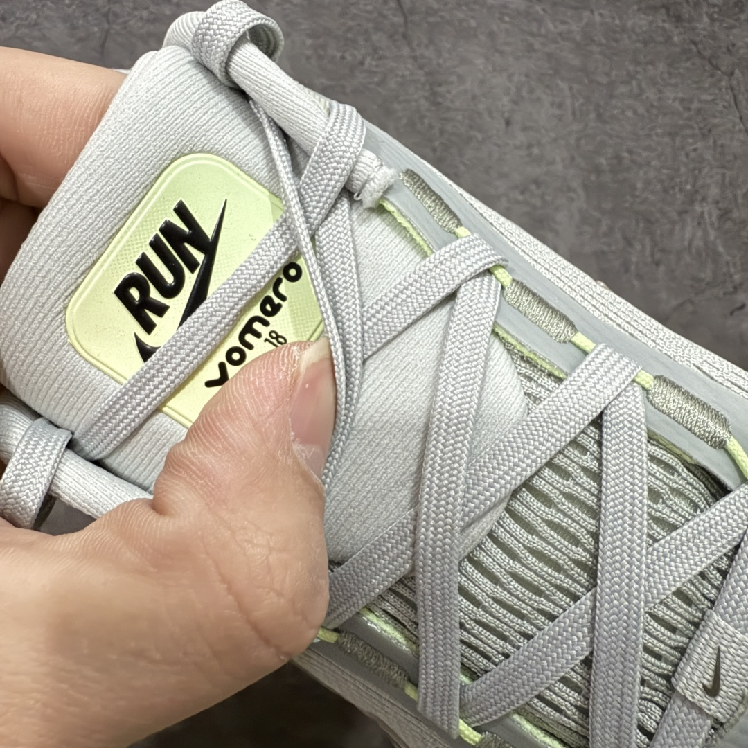 图片[6]-【XE纯原版】Nike Air Zoom Vomero 18 全新科技运动跑鞋 HM6803-002    目前市场最强品质 原版购入开发 鞋面采用硅胶发泡立体印刷 分体式组合大底 上层超临界ZOOM X泡棉 下层一次ReactX泡棉 区别市场一体底 超高质检清洁度 一切材质配件均与原版一致 原楦原纸板开发 匹配原版98%以上 完美弧度版型 原厂鞋标 立体反光鞋盒标 鞋盒防撞海绵 高端玩家必推版本 高价零售必推版本 欢迎对比市面任意版本‼️ 这双鞋简直是时尚与科技的完美融合。 经典黑色鞋面，质感爆棚，搭配超亮眼的银色大勾子，瞬间成为街头焦点。不仅颜值在线，缓震性能更是一绝 不管是日常出街还是慢跑锻炼，都能给双脚极致舒适体验。  码数超全，39- 46 码任你选！别犹豫啦，穿上它，轻松走出潮流范，开启你的时尚运动新旅程！ 码段：39-46-选品中心