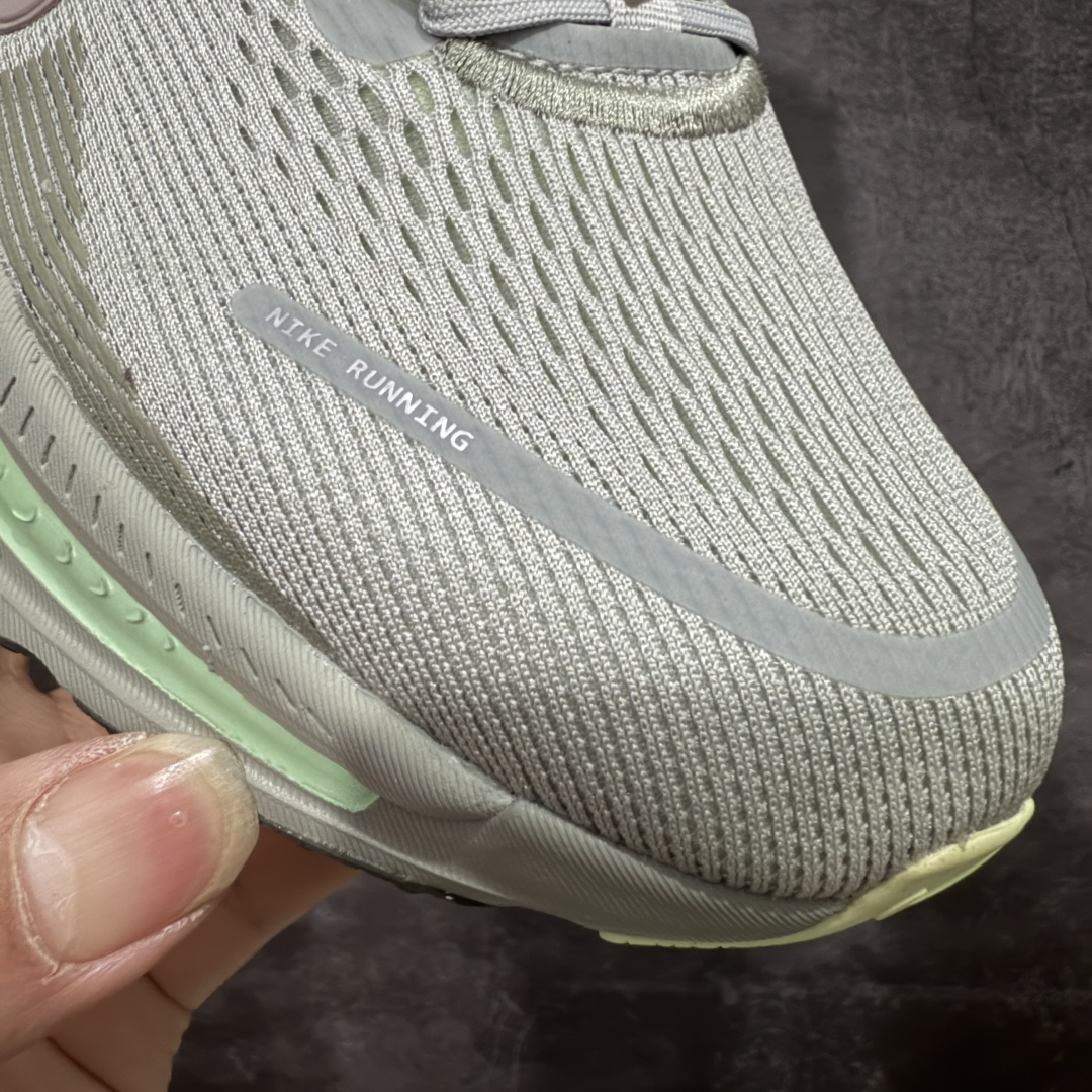 图片[5]-【XE纯原版】Nike Air Zoom Vomero 18 全新科技运动跑鞋 HM6803-002    目前市场最强品质 原版购入开发 鞋面采用硅胶发泡立体印刷 分体式组合大底 上层超临界ZOOM X泡棉 下层一次ReactX泡棉 区别市场一体底 超高质检清洁度 一切材质配件均与原版一致 原楦原纸板开发 匹配原版98%以上 完美弧度版型 原厂鞋标 立体反光鞋盒标 鞋盒防撞海绵 高端玩家必推版本 高价零售必推版本 欢迎对比市面任意版本‼️ 这双鞋简直是时尚与科技的完美融合。 经典黑色鞋面，质感爆棚，搭配超亮眼的银色大勾子，瞬间成为街头焦点。不仅颜值在线，缓震性能更是一绝 不管是日常出街还是慢跑锻炼，都能给双脚极致舒适体验。  码数超全，39- 46 码任你选！别犹豫啦，穿上它，轻松走出潮流范，开启你的时尚运动新旅程！ 码段：39-46-选品中心