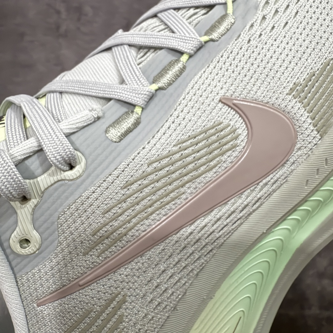 图片[4]-【XE纯原版】Nike Air Zoom Vomero 18 全新科技运动跑鞋 HM6803-002    目前市场最强品质 原版购入开发 鞋面采用硅胶发泡立体印刷 分体式组合大底 上层超临界ZOOM X泡棉 下层一次ReactX泡棉 区别市场一体底 超高质检清洁度 一切材质配件均与原版一致 原楦原纸板开发 匹配原版98%以上 完美弧度版型 原厂鞋标 立体反光鞋盒标 鞋盒防撞海绵 高端玩家必推版本 高价零售必推版本 欢迎对比市面任意版本‼️ 这双鞋简直是时尚与科技的完美融合。 经典黑色鞋面，质感爆棚，搭配超亮眼的银色大勾子，瞬间成为街头焦点。不仅颜值在线，缓震性能更是一绝 不管是日常出街还是慢跑锻炼，都能给双脚极致舒适体验。  码数超全，39- 46 码任你选！别犹豫啦，穿上它，轻松走出潮流范，开启你的时尚运动新旅程！ 码段：39-46-选品中心