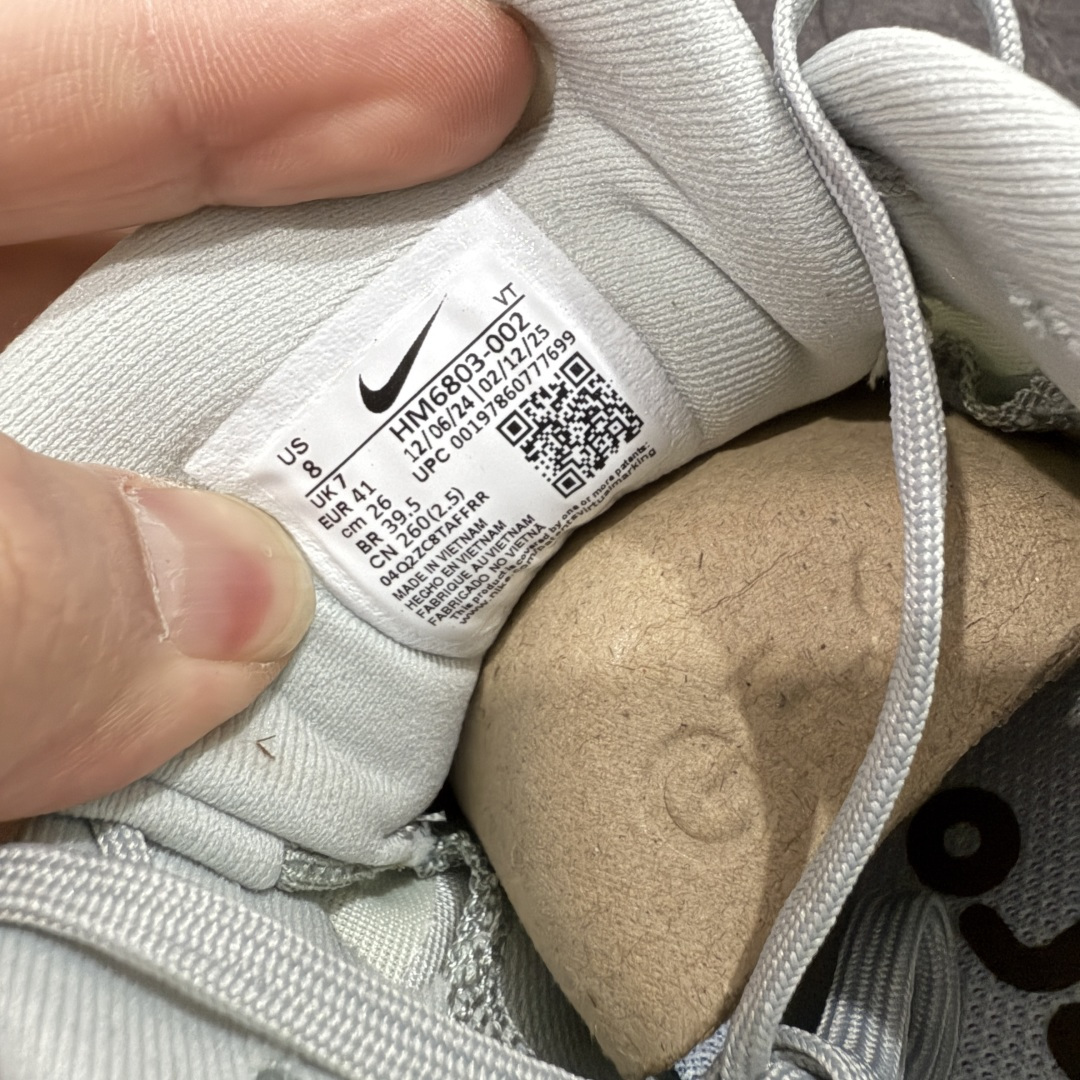 图片[7]-【XE纯原版】Nike Air Zoom Vomero 18 全新科技运动跑鞋 HM6803-002    目前市场最强品质 原版购入开发 鞋面采用硅胶发泡立体印刷 分体式组合大底 上层超临界ZOOM X泡棉 下层一次ReactX泡棉 区别市场一体底 超高质检清洁度 一切材质配件均与原版一致 原楦原纸板开发 匹配原版98%以上 完美弧度版型 原厂鞋标 立体反光鞋盒标 鞋盒防撞海绵 高端玩家必推版本 高价零售必推版本 欢迎对比市面任意版本‼️ 这双鞋简直是时尚与科技的完美融合。 经典黑色鞋面，质感爆棚，搭配超亮眼的银色大勾子，瞬间成为街头焦点。不仅颜值在线，缓震性能更是一绝 不管是日常出街还是慢跑锻炼，都能给双脚极致舒适体验。  码数超全，39- 46 码任你选！别犹豫啦，穿上它，轻松走出潮流范，开启你的时尚运动新旅程！ 码段：39-46-选品中心