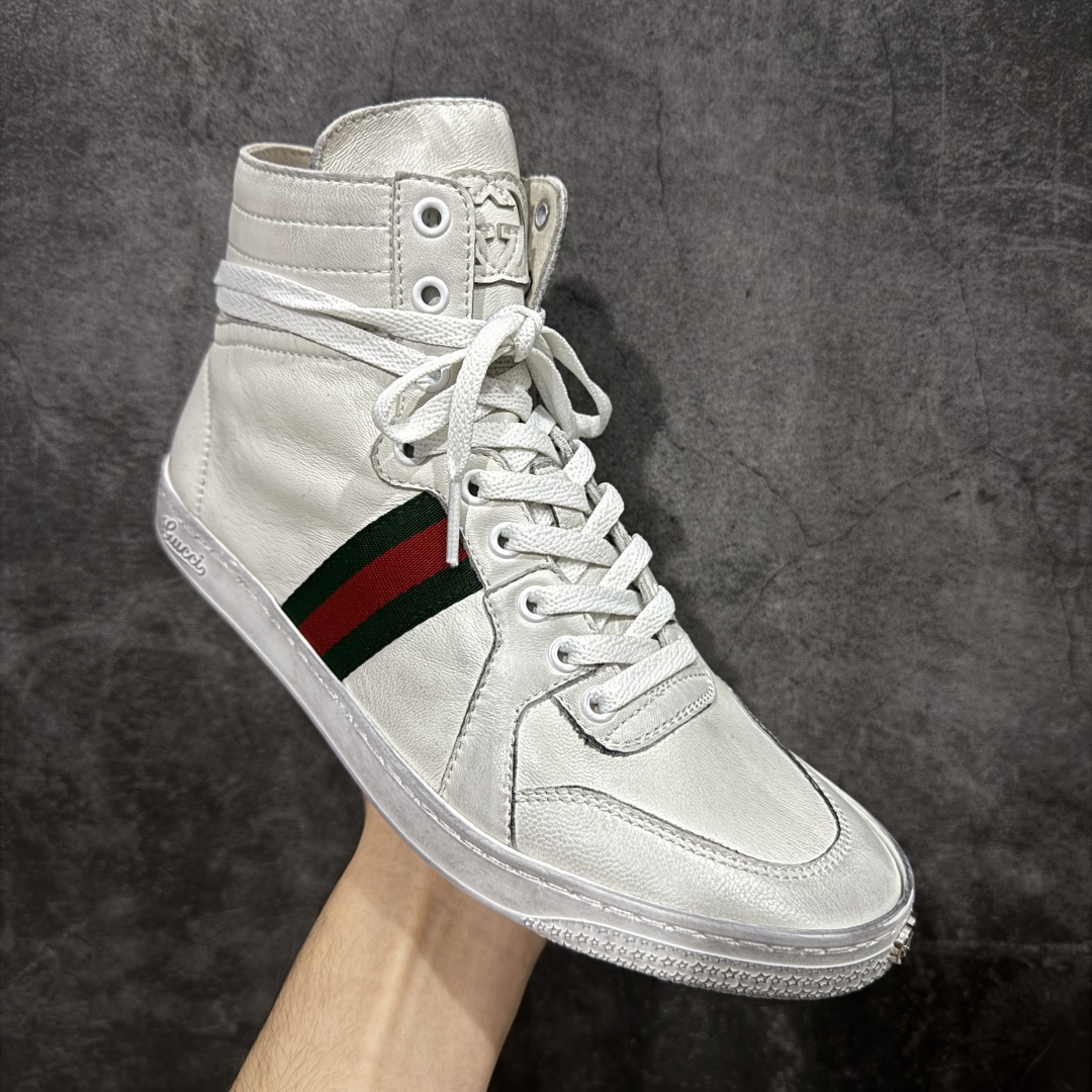 图片[3]-【佛山超A版】Gucci SS26 Demna首秀款 小羊皮高帮板 牛皮简约百搭高帮时尚板鞋 附送原装一致鞋舌仿磨环保纸垫 全套专柜包装物及配件 意大利进口超软小牛皮 同源出厂真丝绸防尘鞋套袋 原装雪梨形超软沙绒纸团 高工艺无缝细空胶技术 贴楦误差0.05mm 鞋底采用固特异内外锁死工艺 最大限度弯折永不开胶 原鞋一致效果环保无味 产品细节经典低帮运动鞋采用 Gucci 标志性的金色蜜蜂刺绣 与标志织带形成对比 白色皮革 配以绿红绿织带和金线蜜蜂刺绣一只鞋后饰有红色水蛇皮细节 另一只鞋后饰绿色水蛇皮细节 橡胶鞋底 尺码： 39 40 41 42 43 44 45-选品中心