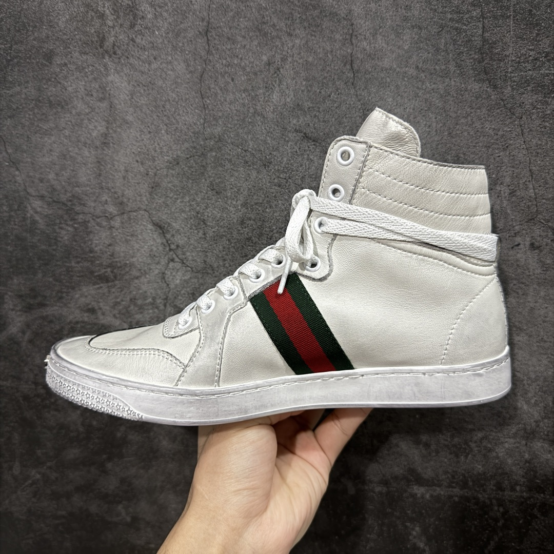 图片[2]-【佛山超A版】Gucci SS26 Demna首秀款 小羊皮高帮板 牛皮简约百搭高帮时尚板鞋 附送原装一致鞋舌仿磨环保纸垫 全套专柜包装物及配件 意大利进口超软小牛皮 同源出厂真丝绸防尘鞋套袋 原装雪梨形超软沙绒纸团 高工艺无缝细空胶技术 贴楦误差0.05mm 鞋底采用固特异内外锁死工艺 最大限度弯折永不开胶 原鞋一致效果环保无味 产品细节经典低帮运动鞋采用 Gucci 标志性的金色蜜蜂刺绣 与标志织带形成对比 白色皮革 配以绿红绿织带和金线蜜蜂刺绣一只鞋后饰有红色水蛇皮细节 另一只鞋后饰绿色水蛇皮细节 橡胶鞋底 尺码： 39 40 41 42 43 44 45-选品中心