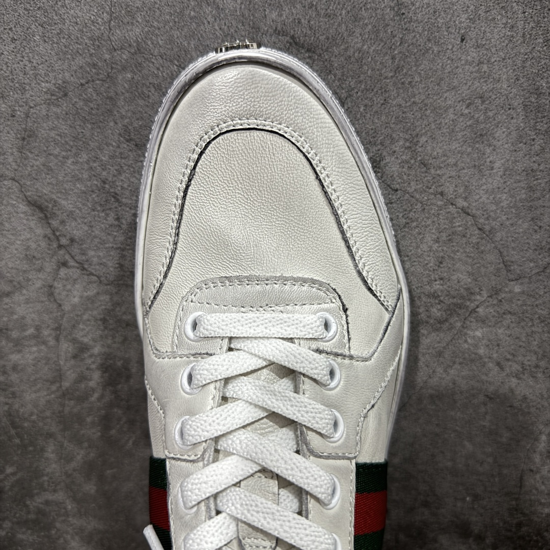 图片[5]-【佛山超A版】Gucci SS26 Demna首秀款 小羊皮高帮板 牛皮简约百搭高帮时尚板鞋 附送原装一致鞋舌仿磨环保纸垫 全套专柜包装物及配件 意大利进口超软小牛皮 同源出厂真丝绸防尘鞋套袋 原装雪梨形超软沙绒纸团 高工艺无缝细空胶技术 贴楦误差0.05mm 鞋底采用固特异内外锁死工艺 最大限度弯折永不开胶 原鞋一致效果环保无味 产品细节经典低帮运动鞋采用 Gucci 标志性的金色蜜蜂刺绣 与标志织带形成对比 白色皮革 配以绿红绿织带和金线蜜蜂刺绣一只鞋后饰有红色水蛇皮细节 另一只鞋后饰绿色水蛇皮细节 橡胶鞋底 尺码： 39 40 41 42 43 44 45-选品中心