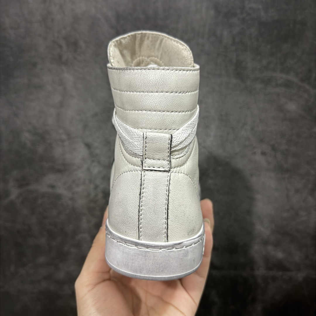 图片[4]-【佛山超A版】Gucci SS26 Demna首秀款 小羊皮高帮板 牛皮简约百搭高帮时尚板鞋 附送原装一致鞋舌仿磨环保纸垫 全套专柜包装物及配件 意大利进口超软小牛皮 同源出厂真丝绸防尘鞋套袋 原装雪梨形超软沙绒纸团 高工艺无缝细空胶技术 贴楦误差0.05mm 鞋底采用固特异内外锁死工艺 最大限度弯折永不开胶 原鞋一致效果环保无味 产品细节经典低帮运动鞋采用 Gucci 标志性的金色蜜蜂刺绣 与标志织带形成对比 白色皮革 配以绿红绿织带和金线蜜蜂刺绣一只鞋后饰有红色水蛇皮细节 另一只鞋后饰绿色水蛇皮细节 橡胶鞋底 尺码： 39 40 41 42 43 44 45-选品中心