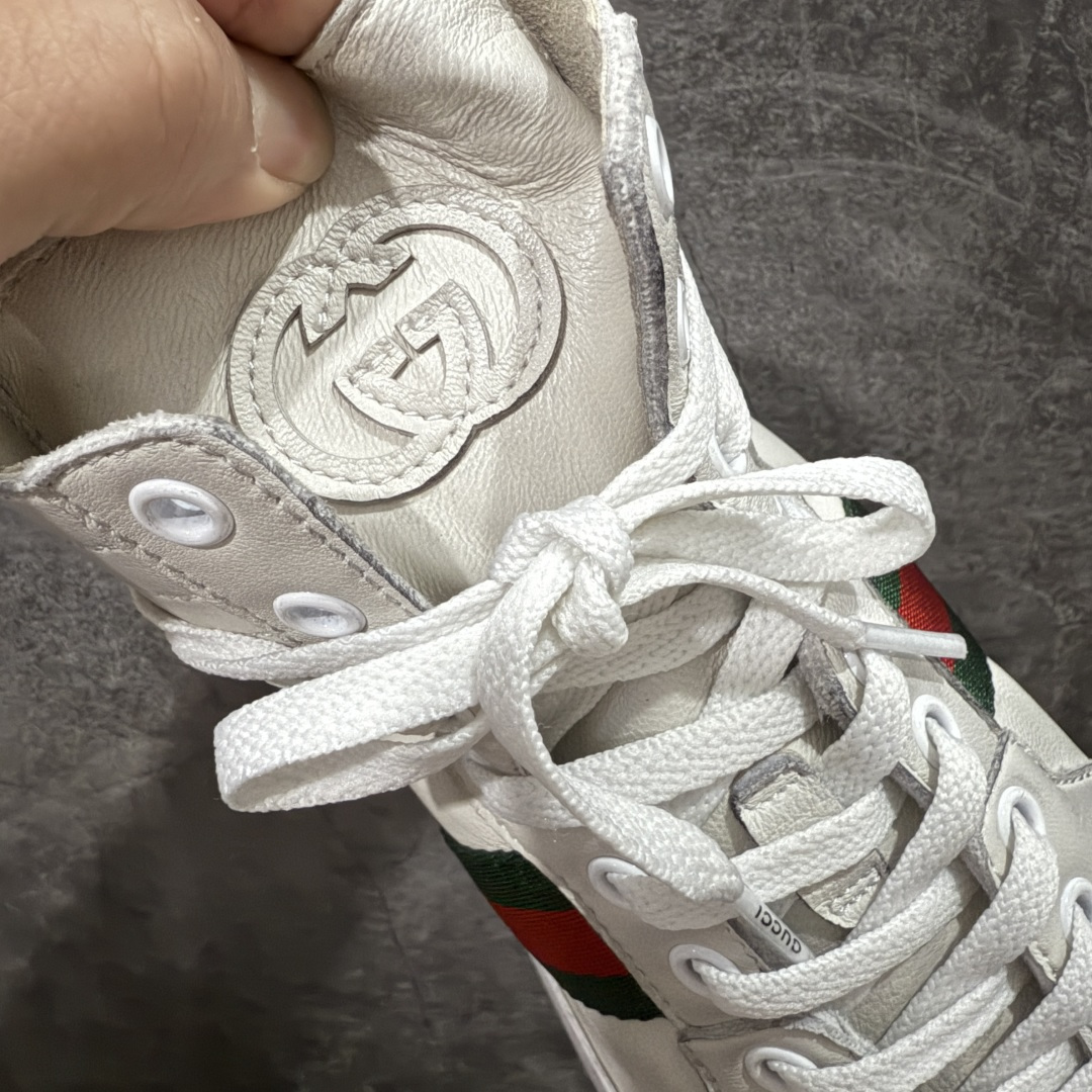 图片[7]-【佛山超A版】Gucci SS26 Demna首秀款 小羊皮高帮板 牛皮简约百搭高帮时尚板鞋 附送原装一致鞋舌仿磨环保纸垫 全套专柜包装物及配件 意大利进口超软小牛皮 同源出厂真丝绸防尘鞋套袋 原装雪梨形超软沙绒纸团 高工艺无缝细空胶技术 贴楦误差0.05mm 鞋底采用固特异内外锁死工艺 最大限度弯折永不开胶 原鞋一致效果环保无味 产品细节经典低帮运动鞋采用 Gucci 标志性的金色蜜蜂刺绣 与标志织带形成对比 白色皮革 配以绿红绿织带和金线蜜蜂刺绣一只鞋后饰有红色水蛇皮细节 另一只鞋后饰绿色水蛇皮细节 橡胶鞋底 尺码： 39 40 41 42 43 44 45-选品中心