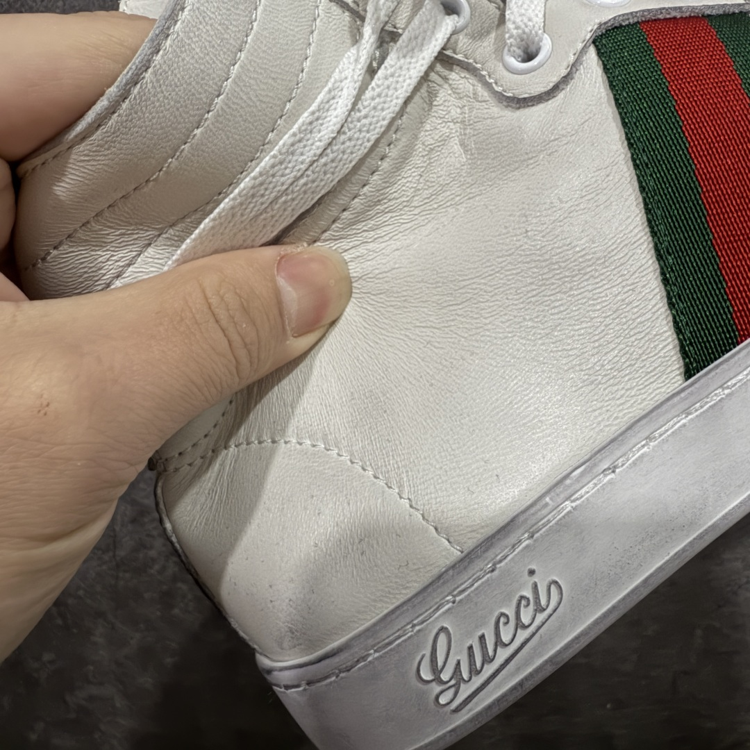 图片[3]-【佛山超A版】Gucci SS26 Demna首秀款 小羊皮高帮板 牛皮简约百搭高帮时尚板鞋 附送原装一致鞋舌仿磨环保纸垫 全套专柜包装物及配件 意大利进口超软小牛皮 同源出厂真丝绸防尘鞋套袋 原装雪梨形超软沙绒纸团 高工艺无缝细空胶技术 贴楦误差0.05mm 鞋底采用固特异内外锁死工艺 最大限度弯折永不开胶 原鞋一致效果环保无味 产品细节经典低帮运动鞋采用 Gucci 标志性的金色蜜蜂刺绣 与标志织带形成对比 白色皮革 配以绿红绿织带和金线蜜蜂刺绣一只鞋后饰有红色水蛇皮细节 另一只鞋后饰绿色水蛇皮细节 橡胶鞋底 尺码： 39 40 41 42 43 44 45-选品中心