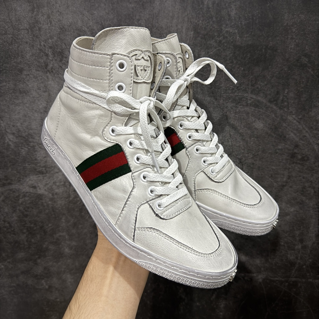 【佛山超A版】Gucci SS26 Demna首秀款 小羊皮高帮板 牛皮简约百搭高帮时尚板鞋 附送原装一致鞋舌仿磨环保纸垫 全套专柜包装物及配件 意大利进口超软小牛皮 同源出厂真丝绸防尘鞋套袋 原装雪梨形超软沙绒纸团 高工艺无缝细空胶技术 贴楦误差0.05mm 鞋底采用固特异内外锁死工艺 最大限度弯折永不开胶 原鞋一致效果环保无味 产品细节经典低帮运动鞋采用 Gucci 标志性的金色蜜蜂刺绣 与标志织带形成对比 白色皮革 配以绿红绿织带和金线蜜蜂刺绣一只鞋后饰有红色水蛇皮细节 另一只鞋后饰绿色水蛇皮细节 橡胶鞋底 尺码: 39 40 41 42 43 44 45-选品中心