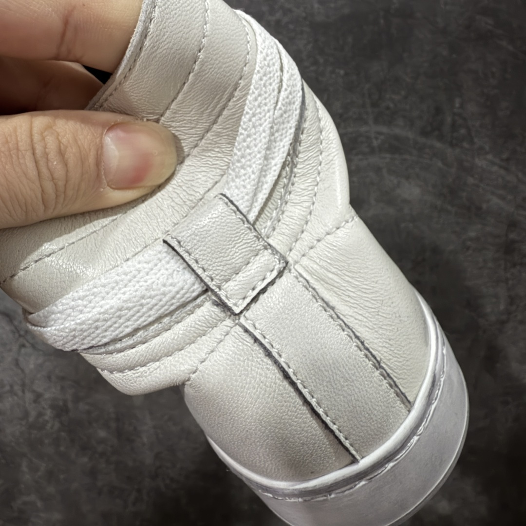 图片[2]-【佛山超A版】Gucci SS26 Demna首秀款 小羊皮高帮板 牛皮简约百搭高帮时尚板鞋 附送原装一致鞋舌仿磨环保纸垫 全套专柜包装物及配件 意大利进口超软小牛皮 同源出厂真丝绸防尘鞋套袋 原装雪梨形超软沙绒纸团 高工艺无缝细空胶技术 贴楦误差0.05mm 鞋底采用固特异内外锁死工艺 最大限度弯折永不开胶 原鞋一致效果环保无味 产品细节经典低帮运动鞋采用 Gucci 标志性的金色蜜蜂刺绣 与标志织带形成对比 白色皮革 配以绿红绿织带和金线蜜蜂刺绣一只鞋后饰有红色水蛇皮细节 另一只鞋后饰绿色水蛇皮细节 橡胶鞋底 尺码： 39 40 41 42 43 44 45-选品中心