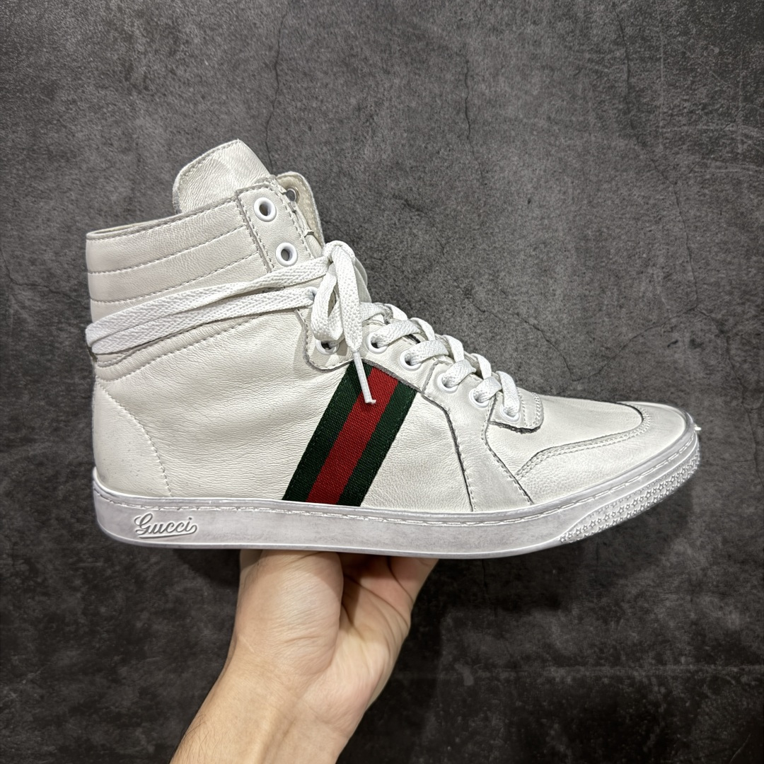 【佛山超A版】Gucci SS26 Demna首秀款 小羊皮高帮板 牛皮简约百搭高帮时尚板鞋 附送原装一致鞋舌仿磨环保纸垫 全套专柜包装物及配件 意大利进口超软小牛皮 同源出厂真丝绸防尘鞋套袋 原装雪梨形超软沙绒纸团 高工艺无缝细空胶技术 贴楦误差0.05mm 鞋底采用固特异内外锁死工艺 最大限度弯折永不开胶 原鞋一致效果环保无味 产品细节经典低帮运动鞋采用 Gucci 标志性的金色蜜蜂刺绣 与标志织带形成对比 白色皮革 配以绿红绿织带和金线蜜蜂刺绣一只鞋后饰有红色水蛇皮细节 另一只鞋后饰绿色水蛇皮细节 橡胶鞋底 尺码: 39 40 41 42 43 44 45-选品中心