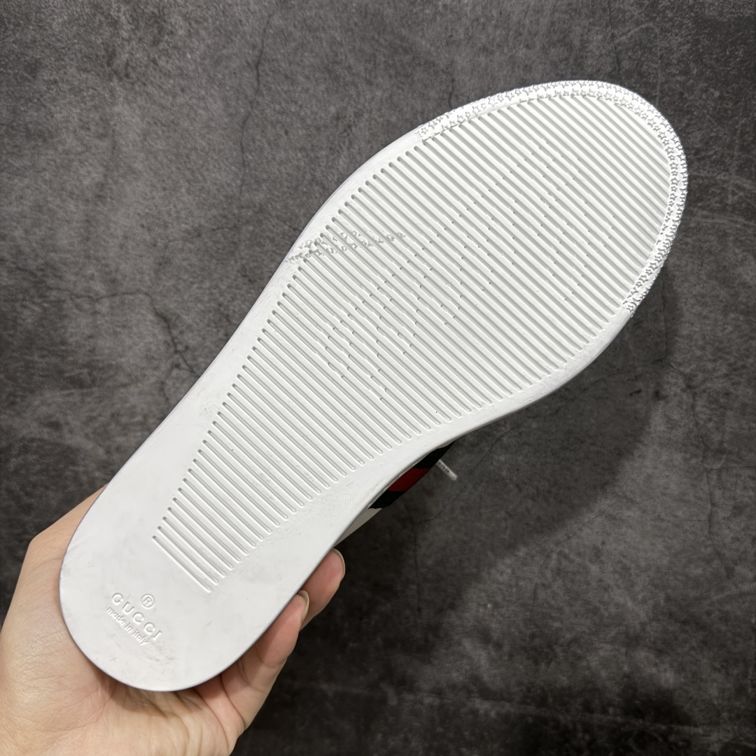 图片[9]-【佛山超A版】Gucci SS26 Demna首秀款 小羊皮高帮板 牛皮简约百搭高帮时尚板鞋 附送原装一致鞋舌仿磨环保纸垫 全套专柜包装物及配件 意大利进口超软小牛皮 同源出厂真丝绸防尘鞋套袋 原装雪梨形超软沙绒纸团 高工艺无缝细空胶技术 贴楦误差0.05mm 鞋底采用固特异内外锁死工艺 最大限度弯折永不开胶 原鞋一致效果环保无味 产品细节经典低帮运动鞋采用 Gucci 标志性的金色蜜蜂刺绣 与标志织带形成对比 白色皮革 配以绿红绿织带和金线蜜蜂刺绣一只鞋后饰有红色水蛇皮细节 另一只鞋后饰绿色水蛇皮细节 橡胶鞋底 尺码： 39 40 41 42 43 44 45-选品中心