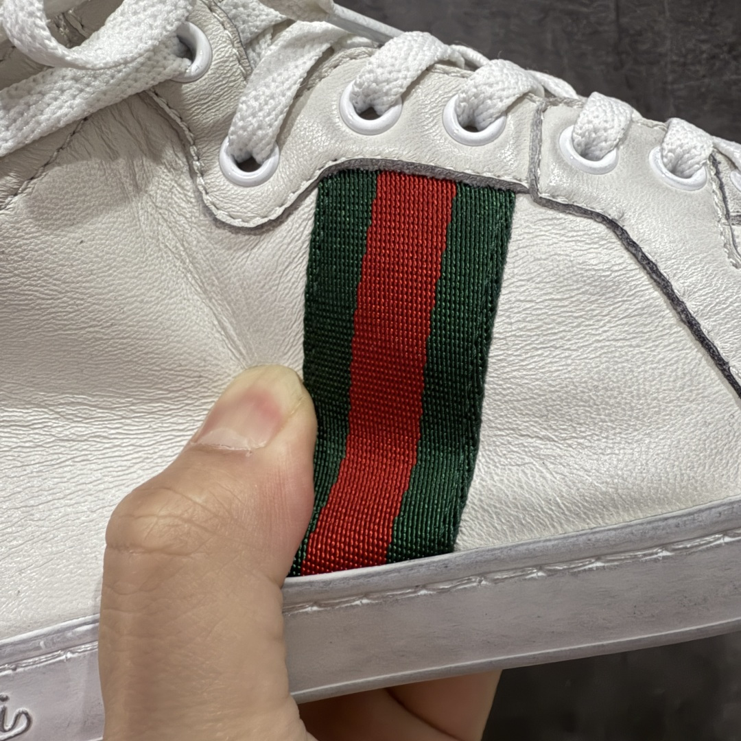 图片[4]-【佛山超A版】Gucci SS26 Demna首秀款 小羊皮高帮板 牛皮简约百搭高帮时尚板鞋 附送原装一致鞋舌仿磨环保纸垫 全套专柜包装物及配件 意大利进口超软小牛皮 同源出厂真丝绸防尘鞋套袋 原装雪梨形超软沙绒纸团 高工艺无缝细空胶技术 贴楦误差0.05mm 鞋底采用固特异内外锁死工艺 最大限度弯折永不开胶 原鞋一致效果环保无味 产品细节经典低帮运动鞋采用 Gucci 标志性的金色蜜蜂刺绣 与标志织带形成对比 白色皮革 配以绿红绿织带和金线蜜蜂刺绣一只鞋后饰有红色水蛇皮细节 另一只鞋后饰绿色水蛇皮细节 橡胶鞋底 尺码： 39 40 41 42 43 44 45-选品中心