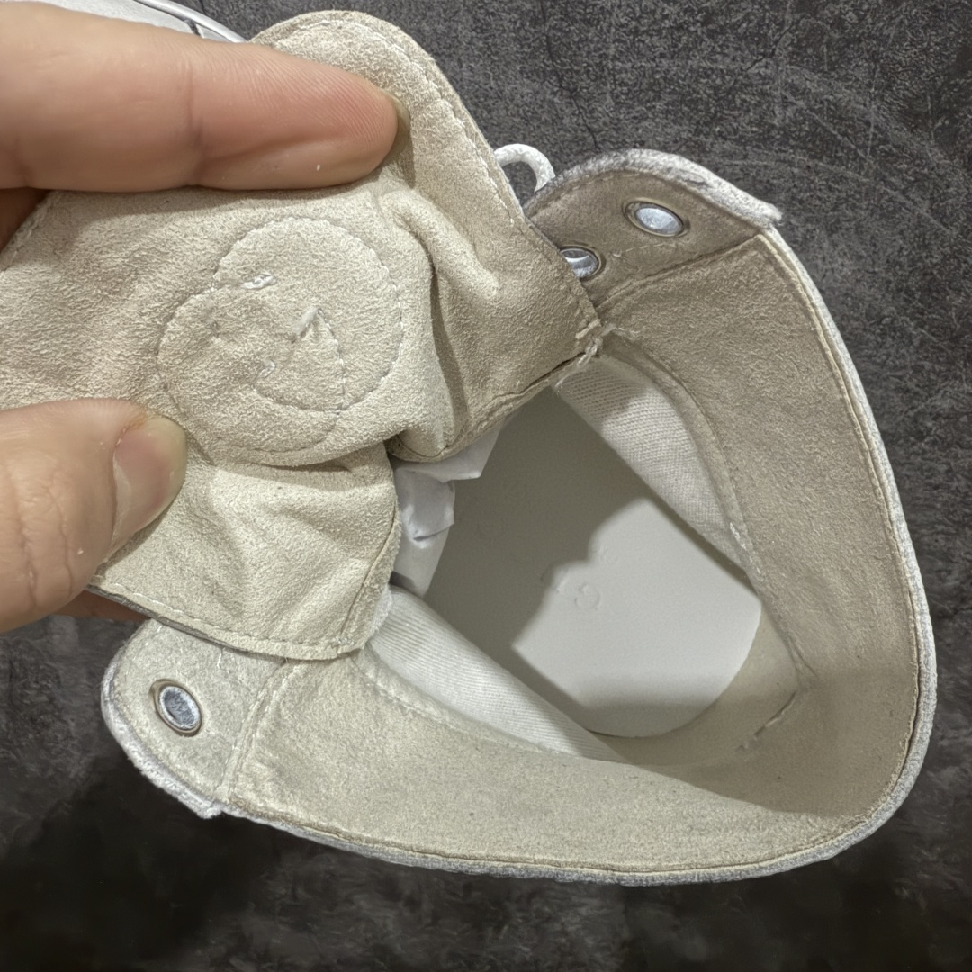 图片[8]-【佛山超A版】Gucci SS26 Demna首秀款 小羊皮高帮板 牛皮简约百搭高帮时尚板鞋 附送原装一致鞋舌仿磨环保纸垫 全套专柜包装物及配件 意大利进口超软小牛皮 同源出厂真丝绸防尘鞋套袋 原装雪梨形超软沙绒纸团 高工艺无缝细空胶技术 贴楦误差0.05mm 鞋底采用固特异内外锁死工艺 最大限度弯折永不开胶 原鞋一致效果环保无味 产品细节经典低帮运动鞋采用 Gucci 标志性的金色蜜蜂刺绣 与标志织带形成对比 白色皮革 配以绿红绿织带和金线蜜蜂刺绣一只鞋后饰有红色水蛇皮细节 另一只鞋后饰绿色水蛇皮细节 橡胶鞋底 尺码： 39 40 41 42 43 44 45-选品中心