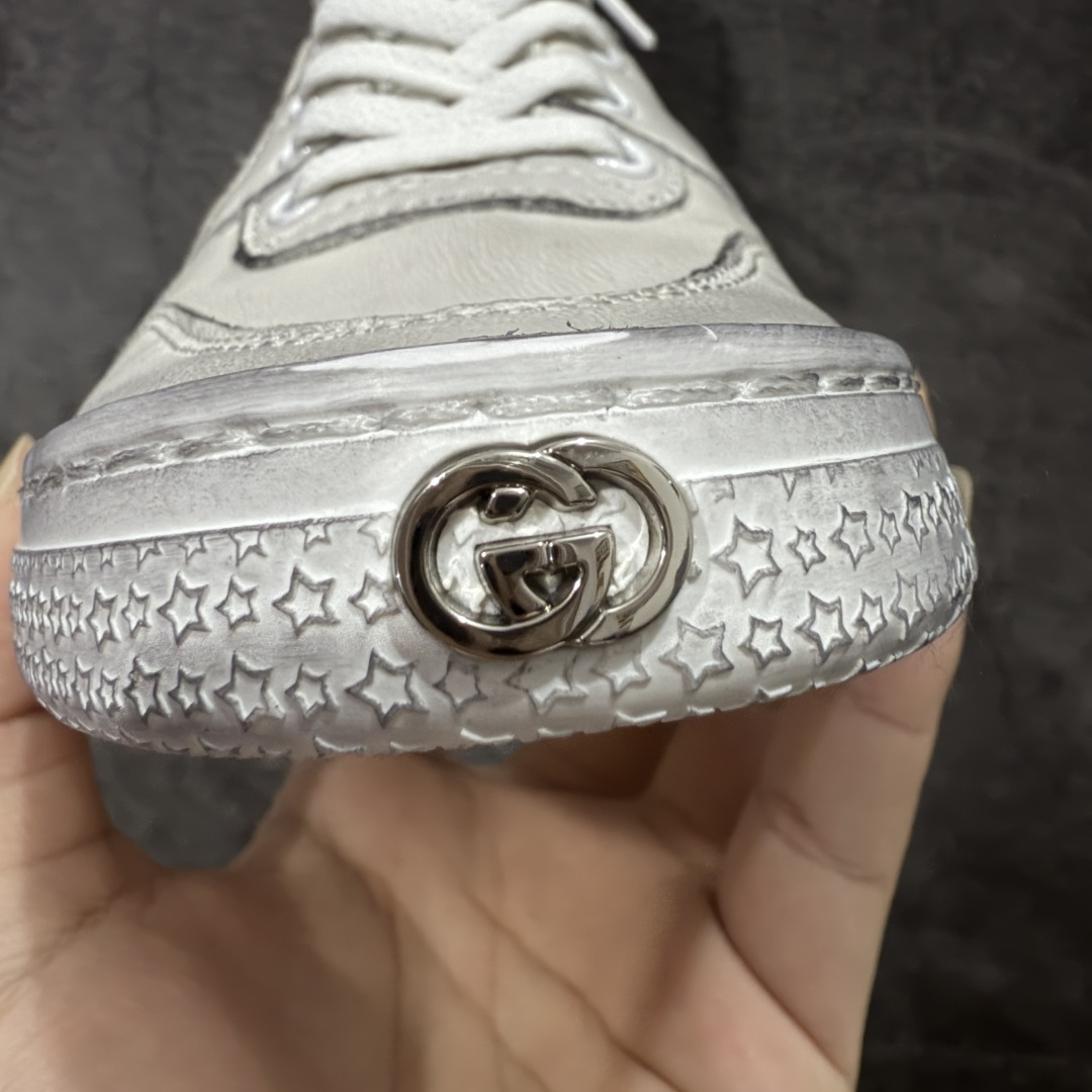 图片[6]-【佛山超A版】Gucci SS26 Demna首秀款 小羊皮高帮板 牛皮简约百搭高帮时尚板鞋 附送原装一致鞋舌仿磨环保纸垫 全套专柜包装物及配件 意大利进口超软小牛皮 同源出厂真丝绸防尘鞋套袋 原装雪梨形超软沙绒纸团 高工艺无缝细空胶技术 贴楦误差0.05mm 鞋底采用固特异内外锁死工艺 最大限度弯折永不开胶 原鞋一致效果环保无味 产品细节经典低帮运动鞋采用 Gucci 标志性的金色蜜蜂刺绣 与标志织带形成对比 白色皮革 配以绿红绿织带和金线蜜蜂刺绣一只鞋后饰有红色水蛇皮细节 另一只鞋后饰绿色水蛇皮细节 橡胶鞋底 尺码： 39 40 41 42 43 44 45-选品中心