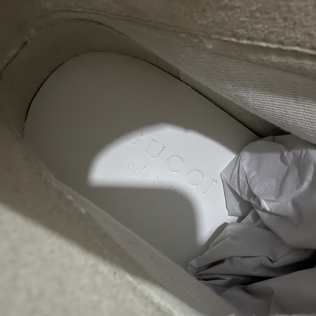 图片[9]-【佛山超A版】Gucci SS26 Demna首秀款 小羊皮高帮板 牛皮简约百搭高帮时尚板鞋 附送原装一致鞋舌仿磨环保纸垫 全套专柜包装物及配件 意大利进口超软小牛皮 同源出厂真丝绸防尘鞋套袋 原装雪梨形超软沙绒纸团 高工艺无缝细空胶技术 贴楦误差0.05mm 鞋底采用固特异内外锁死工艺 最大限度弯折永不开胶 原鞋一致效果环保无味 产品细节经典低帮运动鞋采用 Gucci 标志性的金色蜜蜂刺绣 与标志织带形成对比 白色皮革 配以绿红绿织带和金线蜜蜂刺绣一只鞋后饰有红色水蛇皮细节 另一只鞋后饰绿色水蛇皮细节 橡胶鞋底 尺码： 39 40 41 42 43 44 45-选品中心