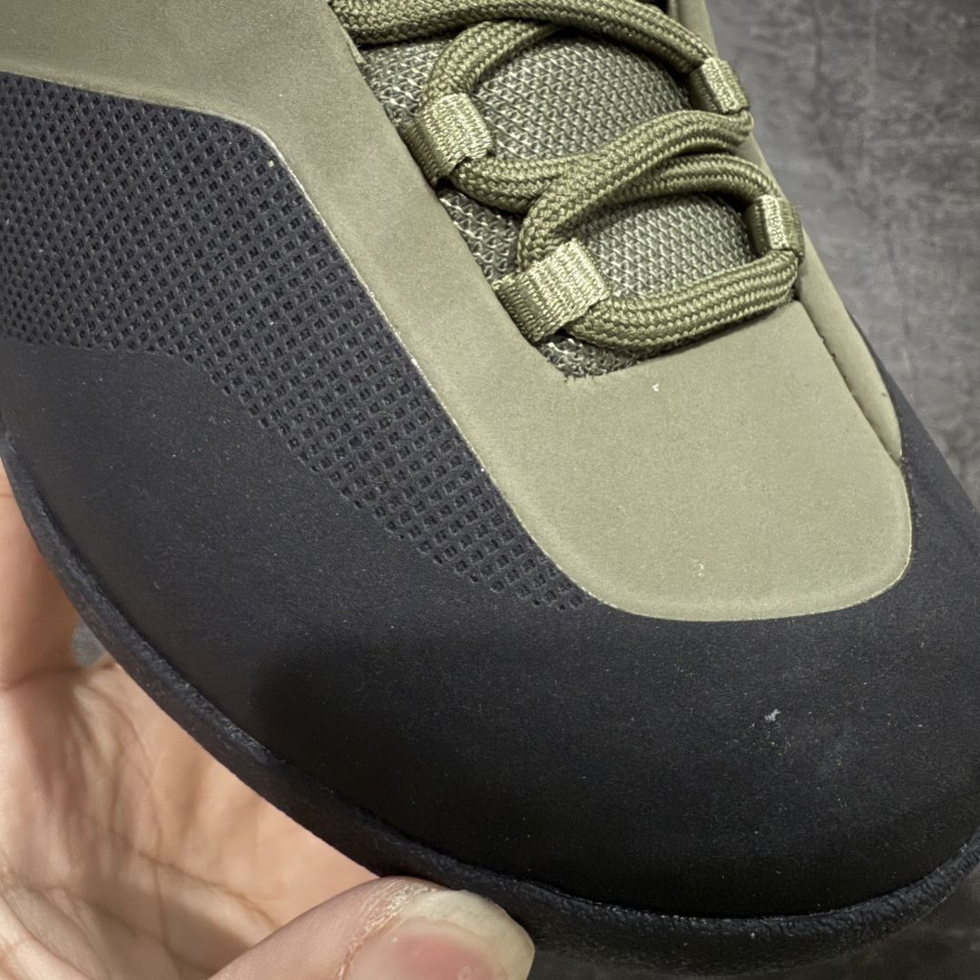 图片[4]-【莞产原盒版】Arcteryx始祖鸟 Konseal Shoe 舒适 防滑耐磨透气支撑抓地 登山鞋 沙色 黑绿 正确原盒 全鞋采用头层麂皮 耐磨防滑黄金V底 莞产高品质 区别市场通货 代购指定版本 原数据开发 不掉标 正确高频字体 鸟爪细节完美 区别市场公版货 错误字体货 中底带钢印上脚舒适轻便无负重感 四季百搭 始祖鸟 KONSEAL 轻量户外鞋，这双鞋，不仅仅可以穿着逛街上班，更可以穿着徒步旅游甚至攀岩！说实话，没多少人真的会去攀岩，经我们试穿，这双鞋，日常穿也是非常舒服轻便！搭配日常的衣服完全不违和！结构中底TPU底盘，保护双脚。配置3D模具保护双脚+一体化系带系统，鞋面防撕裂网布、TPU保护膜和牛巴革合成面料，喜欢放心入！这种类型的鞋子咱们家超难得遇到一次，喜欢一定不要错过 尺码：39-45-选品中心