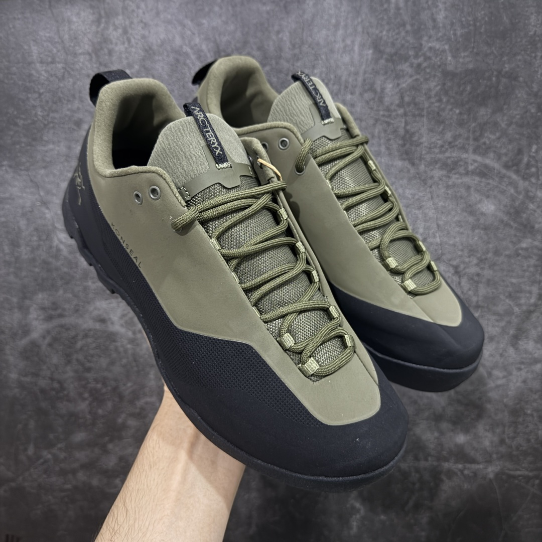 【莞产原盒版】Arcteryx始祖鸟 Konseal Shoe 舒适 防滑耐磨透气支撑抓地 登山鞋 沙色 黑绿 正确原盒 全鞋采用头层麂皮 耐磨防滑黄金V底 莞产高品质 区别市场通货 代购指定版本 原数据开发 不掉标 正确高频字体 鸟爪细节完美 区别市场公版货 错误字体货 中底带钢印上脚舒适轻便无负重感 四季百搭 始祖鸟 KONSEAL 轻量户外鞋,这双鞋,不仅仅可以穿着逛街上班,更可以穿着徒步旅游甚至攀岩!说实话,没多少人真的会去攀岩,经我们试穿,这双鞋,日常穿也是非常舒服轻便!搭配日常的衣服完全不违和!结构中底TPU底盘,保护双脚。配置3D模具保护双脚+一体化系带系统,鞋面防撕裂网布、TPU保护膜和牛巴革合成面料,喜欢放心入!这种类型的鞋子咱们家超难得遇到一次,喜欢一定不要错过 尺码:39-45-选品中心