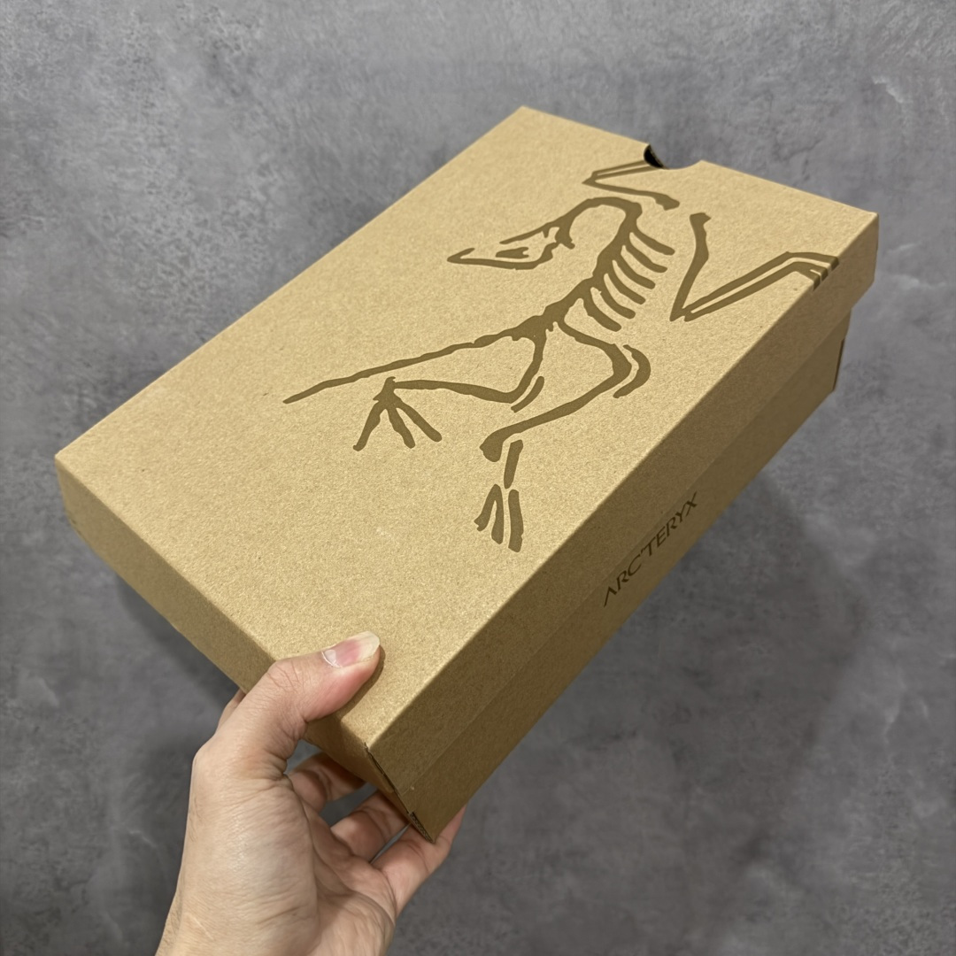 图片[9]-【莞产原盒版】Arcteryx始祖鸟 Konseal Shoe 舒适 防滑耐磨透气支撑抓地 登山鞋 沙色 黑绿 正确原盒 全鞋采用头层麂皮 耐磨防滑黄金V底 莞产高品质 区别市场通货 代购指定版本 原数据开发 不掉标 正确高频字体 鸟爪细节完美 区别市场公版货 错误字体货 中底带钢印上脚舒适轻便无负重感 四季百搭 始祖鸟 KONSEAL 轻量户外鞋，这双鞋，不仅仅可以穿着逛街上班，更可以穿着徒步旅游甚至攀岩！说实话，没多少人真的会去攀岩，经我们试穿，这双鞋，日常穿也是非常舒服轻便！搭配日常的衣服完全不违和！结构中底TPU底盘，保护双脚。配置3D模具保护双脚+一体化系带系统，鞋面防撕裂网布、TPU保护膜和牛巴革合成面料，喜欢放心入！这种类型的鞋子咱们家超难得遇到一次，喜欢一定不要错过 尺码：39-45-选品中心