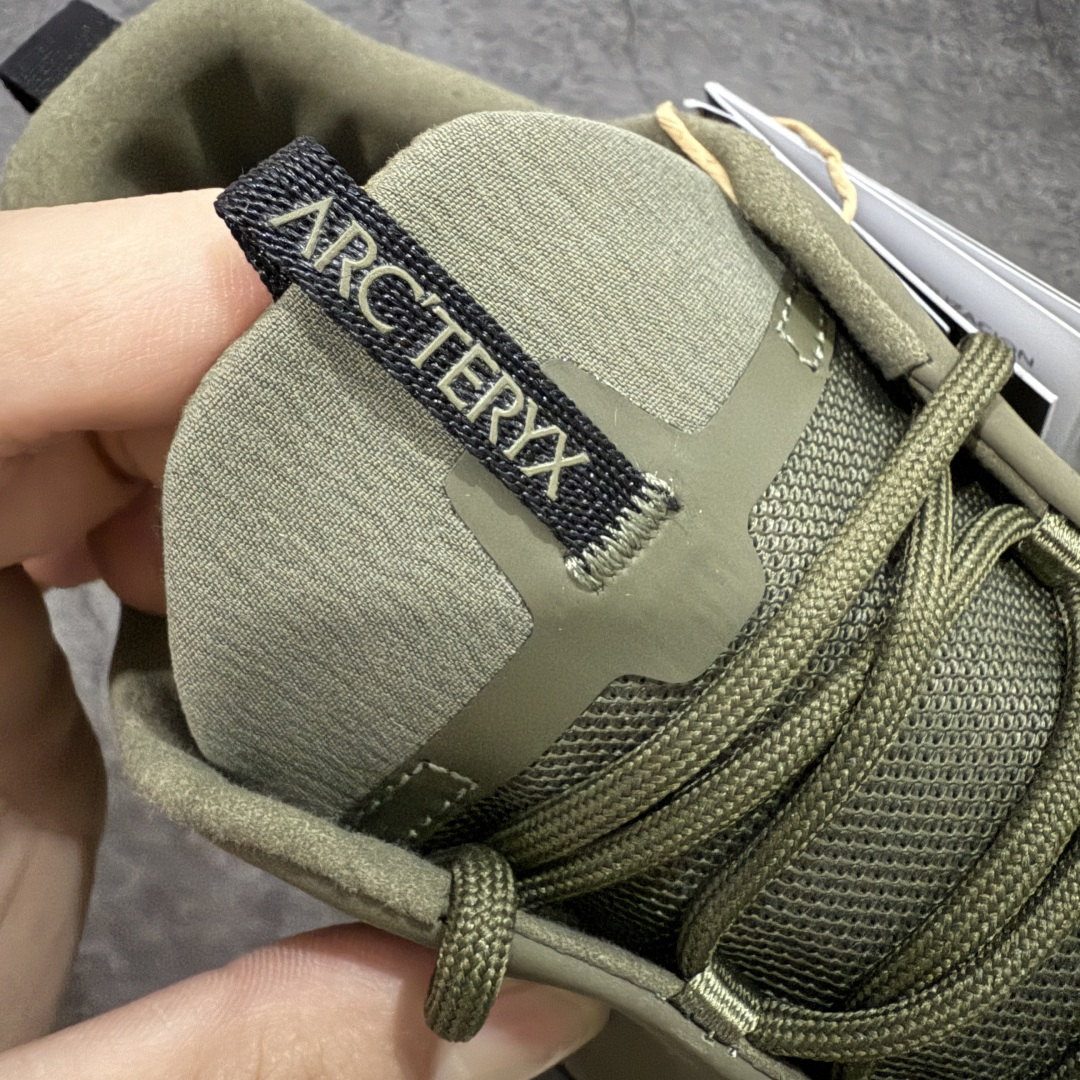 图片[5]-【莞产原盒版】Arcteryx始祖鸟 Konseal Shoe 舒适 防滑耐磨透气支撑抓地 登山鞋 沙色 黑绿 正确原盒 全鞋采用头层麂皮 耐磨防滑黄金V底 莞产高品质 区别市场通货 代购指定版本 原数据开发 不掉标 正确高频字体 鸟爪细节完美 区别市场公版货 错误字体货 中底带钢印上脚舒适轻便无负重感 四季百搭 始祖鸟 KONSEAL 轻量户外鞋，这双鞋，不仅仅可以穿着逛街上班，更可以穿着徒步旅游甚至攀岩！说实话，没多少人真的会去攀岩，经我们试穿，这双鞋，日常穿也是非常舒服轻便！搭配日常的衣服完全不违和！结构中底TPU底盘，保护双脚。配置3D模具保护双脚+一体化系带系统，鞋面防撕裂网布、TPU保护膜和牛巴革合成面料，喜欢放心入！这种类型的鞋子咱们家超难得遇到一次，喜欢一定不要错过 尺码：39-45-选品中心