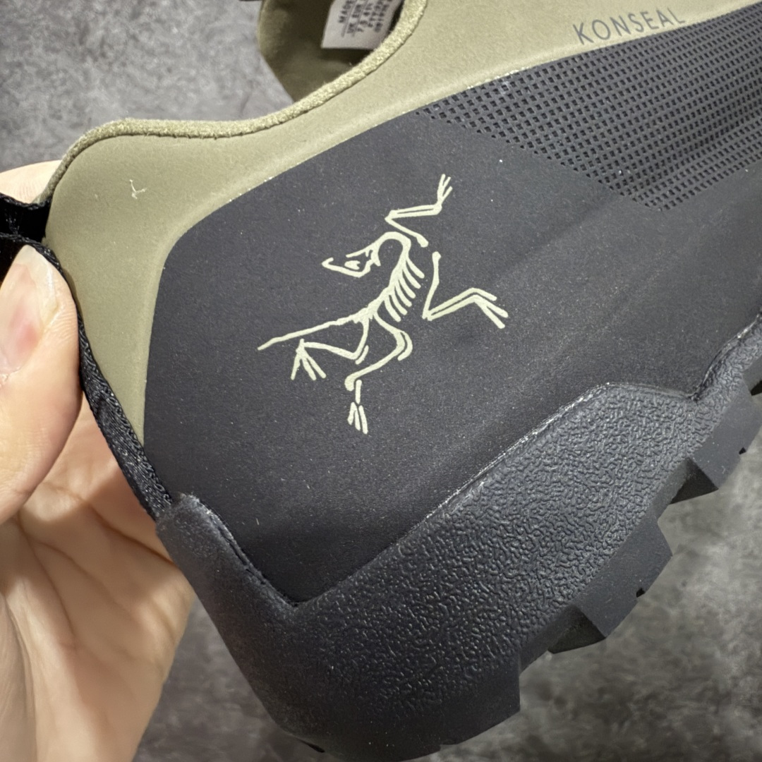 图片[2]-【莞产原盒版】Arcteryx始祖鸟 Konseal Shoe 舒适 防滑耐磨透气支撑抓地 登山鞋 沙色 黑绿 正确原盒 全鞋采用头层麂皮 耐磨防滑黄金V底 莞产高品质 区别市场通货 代购指定版本 原数据开发 不掉标 正确高频字体 鸟爪细节完美 区别市场公版货 错误字体货 中底带钢印上脚舒适轻便无负重感 四季百搭 始祖鸟 KONSEAL 轻量户外鞋，这双鞋，不仅仅可以穿着逛街上班，更可以穿着徒步旅游甚至攀岩！说实话，没多少人真的会去攀岩，经我们试穿，这双鞋，日常穿也是非常舒服轻便！搭配日常的衣服完全不违和！结构中底TPU底盘，保护双脚。配置3D模具保护双脚+一体化系带系统，鞋面防撕裂网布、TPU保护膜和牛巴革合成面料，喜欢放心入！这种类型的鞋子咱们家超难得遇到一次，喜欢一定不要错过 尺码：39-45-选品中心