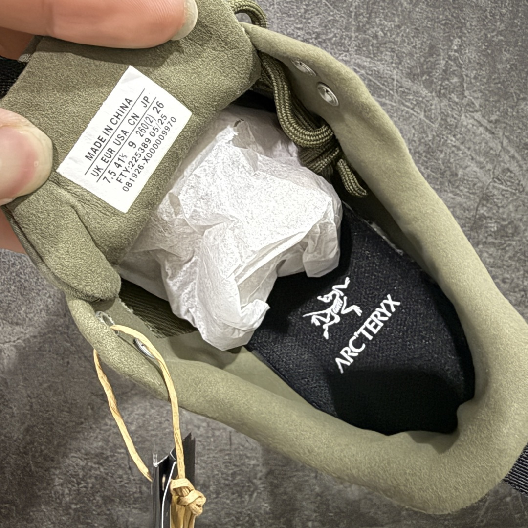 图片[8]-【莞产原盒版】Arcteryx始祖鸟 Konseal Shoe 舒适 防滑耐磨透气支撑抓地 登山鞋 沙色 黑绿 正确原盒 全鞋采用头层麂皮 耐磨防滑黄金V底 莞产高品质 区别市场通货 代购指定版本 原数据开发 不掉标 正确高频字体 鸟爪细节完美 区别市场公版货 错误字体货 中底带钢印上脚舒适轻便无负重感 四季百搭 始祖鸟 KONSEAL 轻量户外鞋，这双鞋，不仅仅可以穿着逛街上班，更可以穿着徒步旅游甚至攀岩！说实话，没多少人真的会去攀岩，经我们试穿，这双鞋，日常穿也是非常舒服轻便！搭配日常的衣服完全不违和！结构中底TPU底盘，保护双脚。配置3D模具保护双脚+一体化系带系统，鞋面防撕裂网布、TPU保护膜和牛巴革合成面料，喜欢放心入！这种类型的鞋子咱们家超难得遇到一次，喜欢一定不要错过 尺码：39-45-选品中心