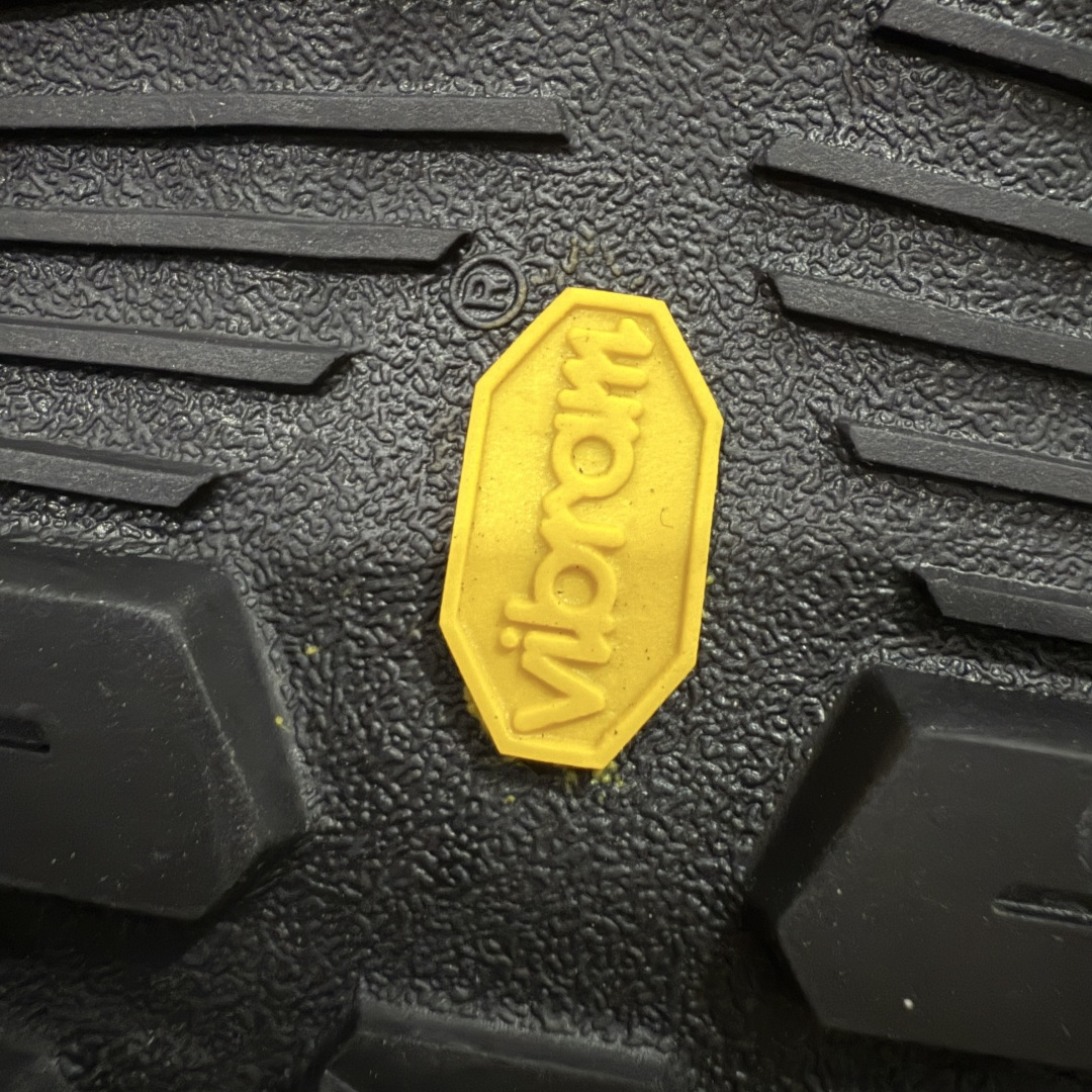 图片[7]-【莞产原盒版】Arcteryx始祖鸟 Konseal Shoe 舒适 防滑耐磨透气支撑抓地 登山鞋 沙色 黑绿 正确原盒 全鞋采用头层麂皮 耐磨防滑黄金V底 莞产高品质 区别市场通货 代购指定版本 原数据开发 不掉标 正确高频字体 鸟爪细节完美 区别市场公版货 错误字体货 中底带钢印上脚舒适轻便无负重感 四季百搭 始祖鸟 KONSEAL 轻量户外鞋，这双鞋，不仅仅可以穿着逛街上班，更可以穿着徒步旅游甚至攀岩！说实话，没多少人真的会去攀岩，经我们试穿，这双鞋，日常穿也是非常舒服轻便！搭配日常的衣服完全不违和！结构中底TPU底盘，保护双脚。配置3D模具保护双脚+一体化系带系统，鞋面防撕裂网布、TPU保护膜和牛巴革合成面料，喜欢放心入！这种类型的鞋子咱们家超难得遇到一次，喜欢一定不要错过 尺码：39-45-选品中心