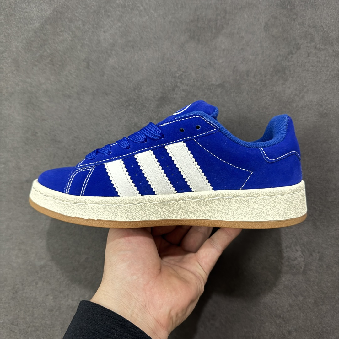 图片[2]-【福利版】Ad Originals Campus 00s 学院系列面包风复古休闲运动板鞋 #鞋款以经典复古鞋型 Campus 为蓝本打造全新面包鞋，鞋身采用绒面皮料搭配常规皮革，质感上还是延续了经典 Campus 的设计。鞋舌填充更加饱满，让鞋款整体看起来更加圆润，鞋舌还加入了与以往 Campus 不同的全新三叶草 Logo，令造型更具千禧气息。 货号：HQ3471 尺码：36 36.5 37 38 38.5 39 40-选品中心