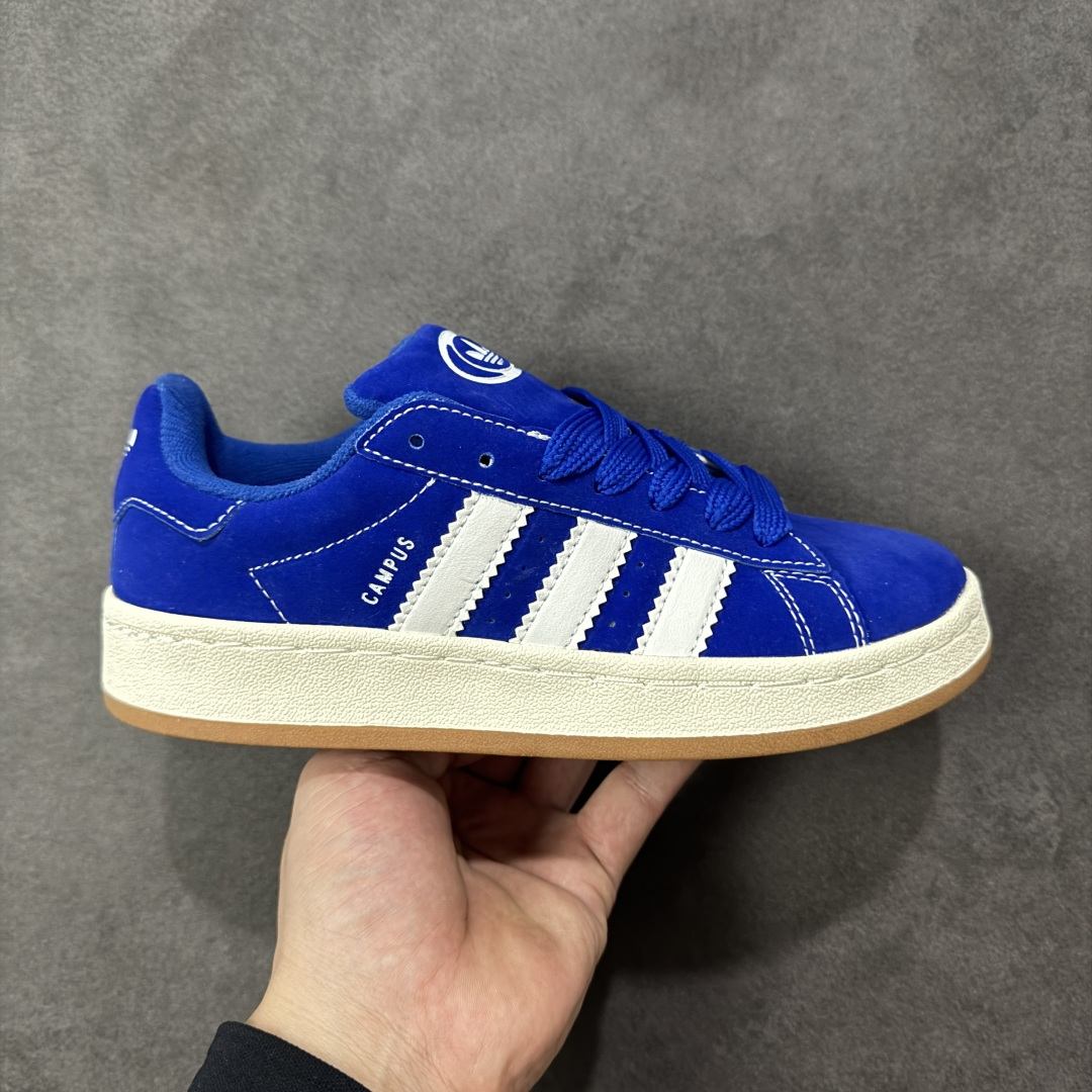 【福利版】Ad Originals Campus 00s 学院系列面包风复古休闲运动板鞋 #鞋款以经典复古鞋型 Campus 为蓝本打造全新面包鞋,鞋身采用绒面皮料搭配常规皮革,质感上还是延续了经典 Campus 的设计。鞋舌填充更加饱满,让鞋款整体看起来更加圆润,鞋舌还加入了与以往 Campus 不同的全新三叶草 Logo,令造型更具千禧气息。 货号:HQ3471 尺码:36 36.5 37 38 38.5 39 40-选品中心