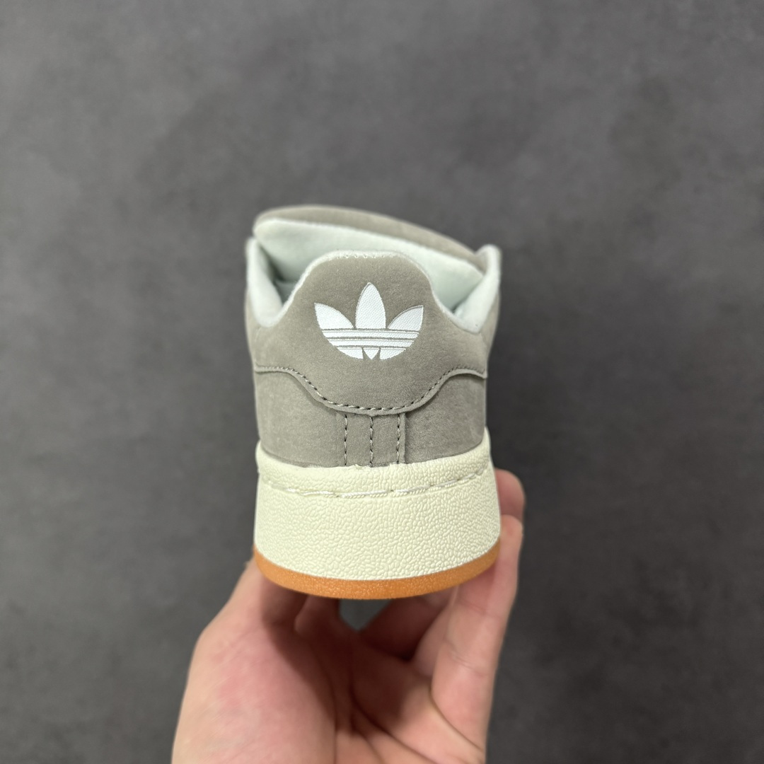 图片[4]-【福利版】Ad Originals Campus 00s 学院系列面包风复古休闲运动板鞋 #鞋款以经典复古鞋型 Campus 为蓝本打造全新面包鞋，鞋身采用绒面皮料搭配常规皮革，质感上还是延续了经典 Campus 的设计。鞋舌填充更加饱满，让鞋款整体看起来更加圆润，鞋舌还加入了与以往 Campus 不同的全新三叶草 Logo，令造型更具千禧气息。 货号：HQ8707 尺码：36 36.5 37 38 38.5 39 40-选品中心