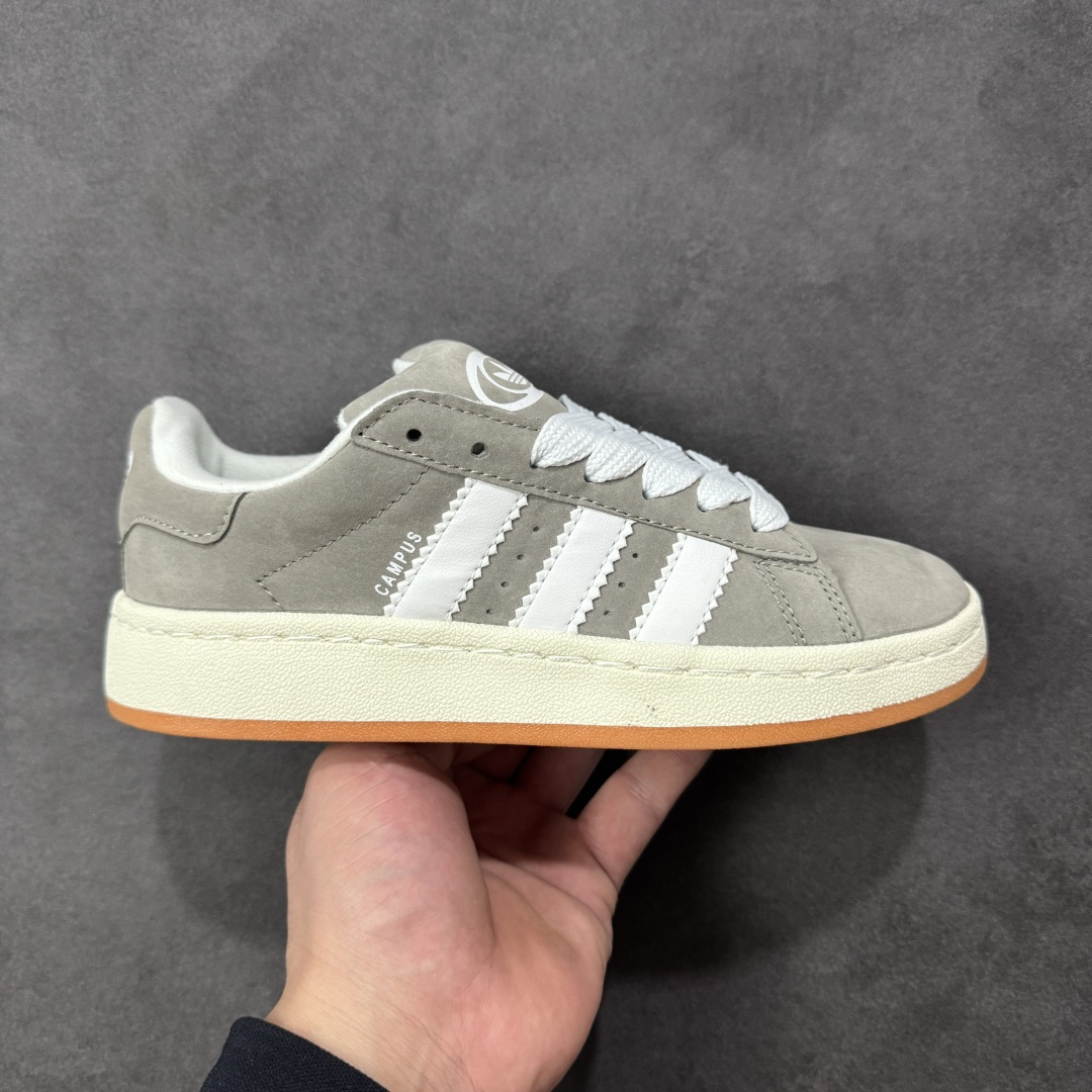 【福利版】Ad Originals Campus 00s 学院系列面包风复古休闲运动板鞋 #鞋款以经典复古鞋型 Campus 为蓝本打造全新面包鞋,鞋身采用绒面皮料搭配常规皮革,质感上还是延续了经典 Campus 的设计。鞋舌填充更加饱满,让鞋款整体看起来更加圆润,鞋舌还加入了与以往 Campus 不同的全新三叶草 Logo,令造型更具千禧气息。 货号:HQ8707 尺码:36 36.5 37 38 38.5 39 40-选品中心