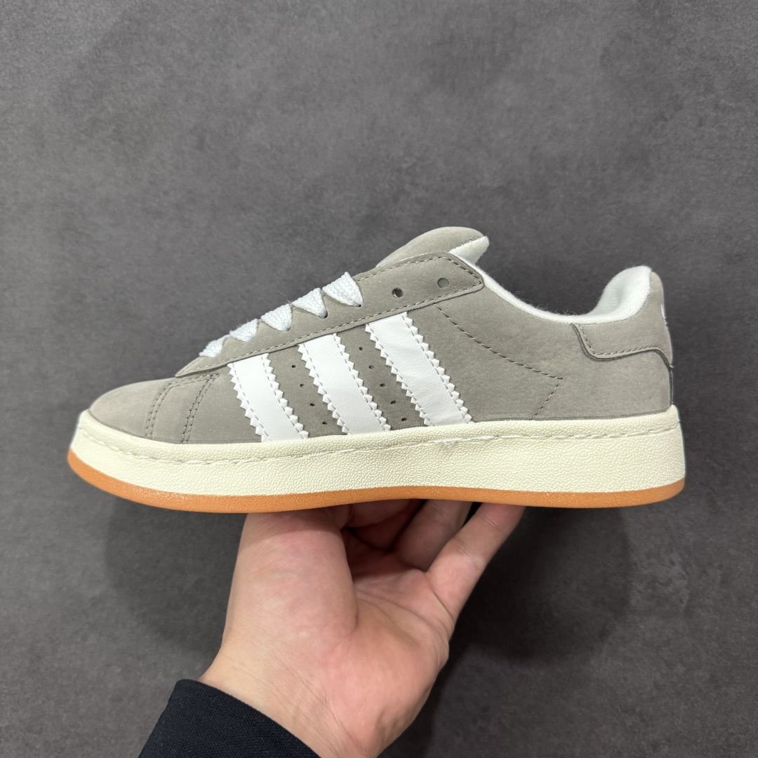 图片[2]-【福利版】Ad Originals Campus 00s 学院系列面包风复古休闲运动板鞋 #鞋款以经典复古鞋型 Campus 为蓝本打造全新面包鞋，鞋身采用绒面皮料搭配常规皮革，质感上还是延续了经典 Campus 的设计。鞋舌填充更加饱满，让鞋款整体看起来更加圆润，鞋舌还加入了与以往 Campus 不同的全新三叶草 Logo，令造型更具千禧气息。 货号：HQ8707 尺码：36 36.5 37 38 38.5 39 40-选品中心