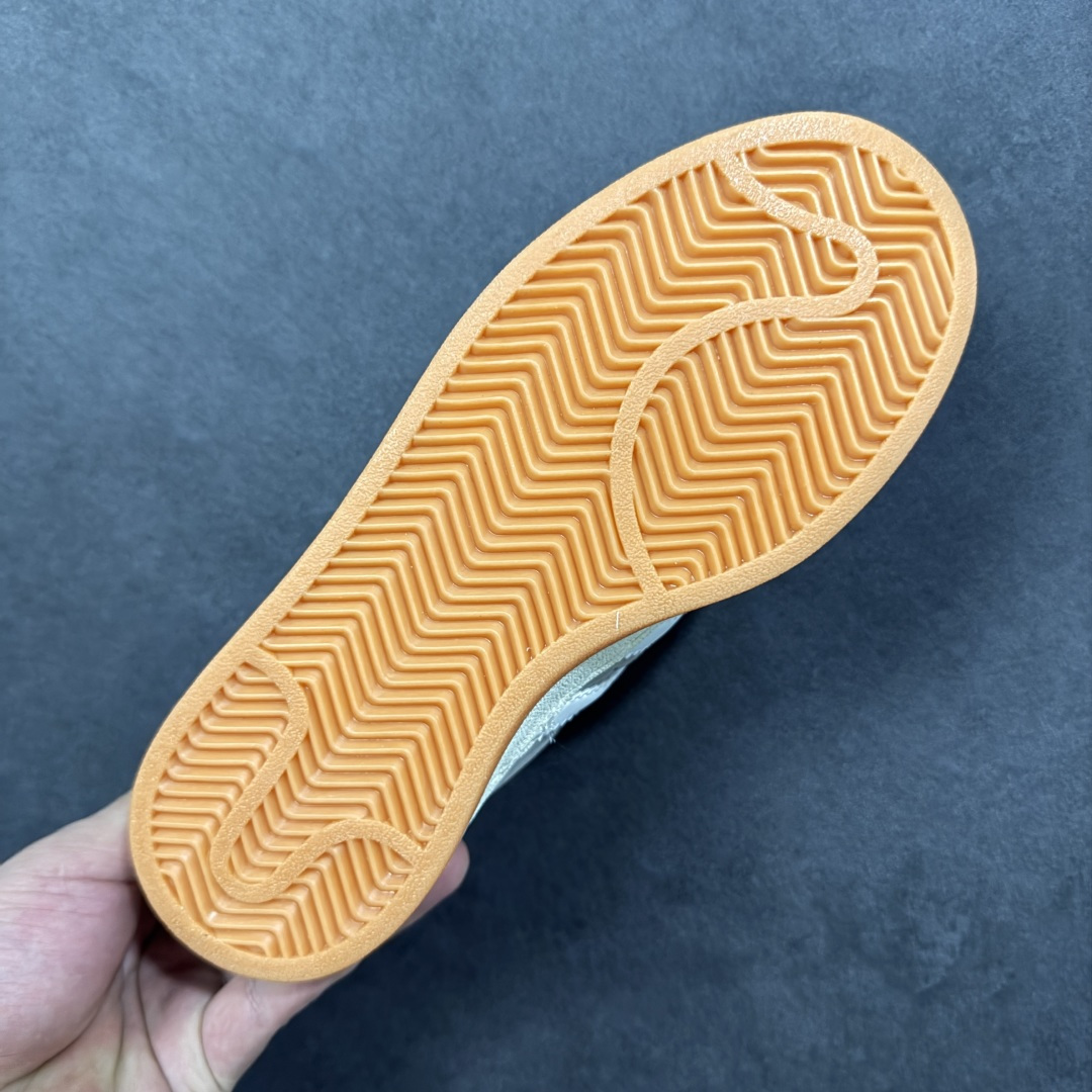 图片[9]-【福利版】Ad Originals Campus 00s 学院系列面包风复古休闲运动板鞋 #鞋款以经典复古鞋型 Campus 为蓝本打造全新面包鞋，鞋身采用绒面皮料搭配常规皮革，质感上还是延续了经典 Campus 的设计。鞋舌填充更加饱满，让鞋款整体看起来更加圆润，鞋舌还加入了与以往 Campus 不同的全新三叶草 Logo，令造型更具千禧气息。 货号：HQ8707 尺码：36 36.5 37 38 38.5 39 40-选品中心