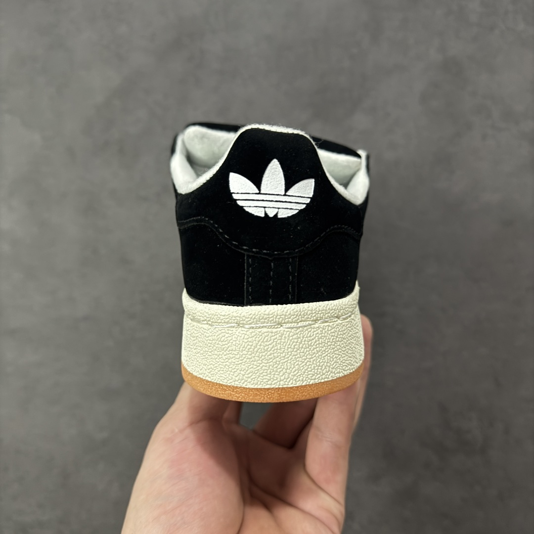 图片[4]-【福利版】Ad Originals Campus 00s 学院系列面包风复古休闲运动板鞋 #鞋款以经典复古鞋型 Campus 为蓝本打造全新面包鞋，鞋身采用绒面皮料搭配常规皮革，质感上还是延续了经典 Campus 的设计。鞋舌填充更加饱满，让鞋款整体看起来更加圆润，鞋舌还加入了与以往 Campus 不同的全新三叶草 Logo，令造型更具千禧气息。 货号：HQ8708 尺码：36 36.5 37 38 38.5 39 40-选品中心