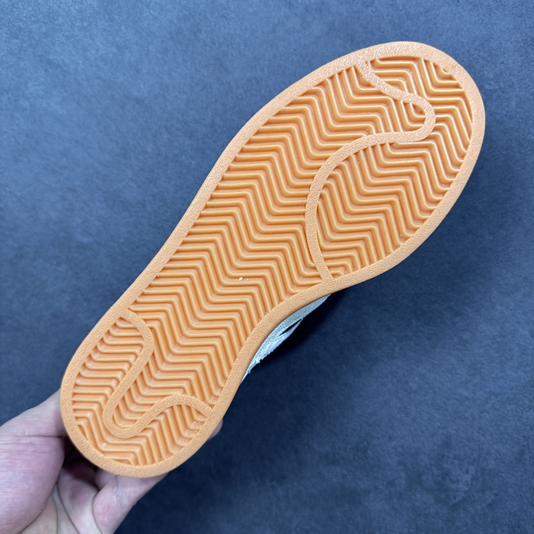 图片[9]-【福利版】Ad Originals Campus 00s 学院系列面包风复古休闲运动板鞋 #鞋款以经典复古鞋型 Campus 为蓝本打造全新面包鞋，鞋身采用绒面皮料搭配常规皮革，质感上还是延续了经典 Campus 的设计。鞋舌填充更加饱满，让鞋款整体看起来更加圆润，鞋舌还加入了与以往 Campus 不同的全新三叶草 Logo，令造型更具千禧气息。 货号：HQ8708 尺码：36 36.5 37 38 38.5 39 40-选品中心