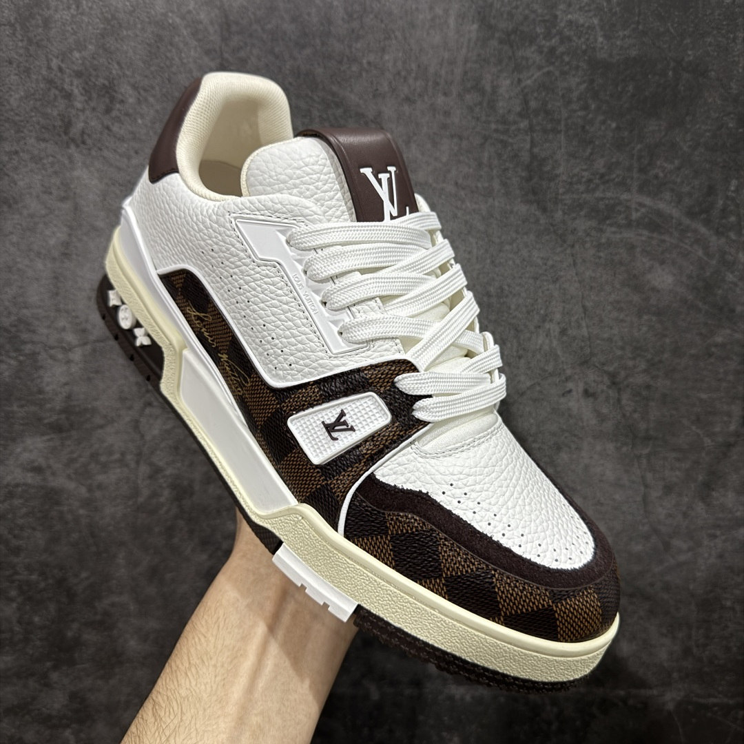 图片[3]-【莞产YS版本】Louis Vuitton Trainer lv时装走秀运动鞋 完美鞋型超高的清洁度 零毛边线头瑕疵 全套原楦原纸版原鞋开模 全网最具灵魂的版型 正确原装黄色鞋盒 正确中底印花 鞋面印花3D高频深度立体 全鞋电脑针车 紧密相连 针距密度一致 环保乳胶注塑鞋垫 厚度脚感还原原版 皮面裁剪部位 统一油边封口工艺 原装橡胶大底含胶量大底组合零偏差 专柜全套包装 防尘袋 说明书 质保卡 男女鞋 尺码： 38 39 40 41 42 43 44 45-选品中心