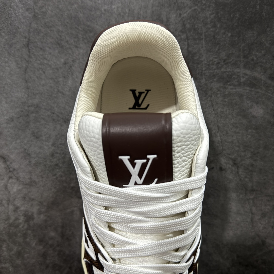 图片[8]-【莞产YS版本】Louis Vuitton Trainer lv时装走秀运动鞋 完美鞋型超高的清洁度 零毛边线头瑕疵 全套原楦原纸版原鞋开模 全网最具灵魂的版型 正确原装黄色鞋盒 正确中底印花 鞋面印花3D高频深度立体 全鞋电脑针车 紧密相连 针距密度一致 环保乳胶注塑鞋垫 厚度脚感还原原版 皮面裁剪部位 统一油边封口工艺 原装橡胶大底含胶量大底组合零偏差 专柜全套包装 防尘袋 说明书 质保卡 男女鞋 尺码： 38 39 40 41 42 43 44 45-选品中心