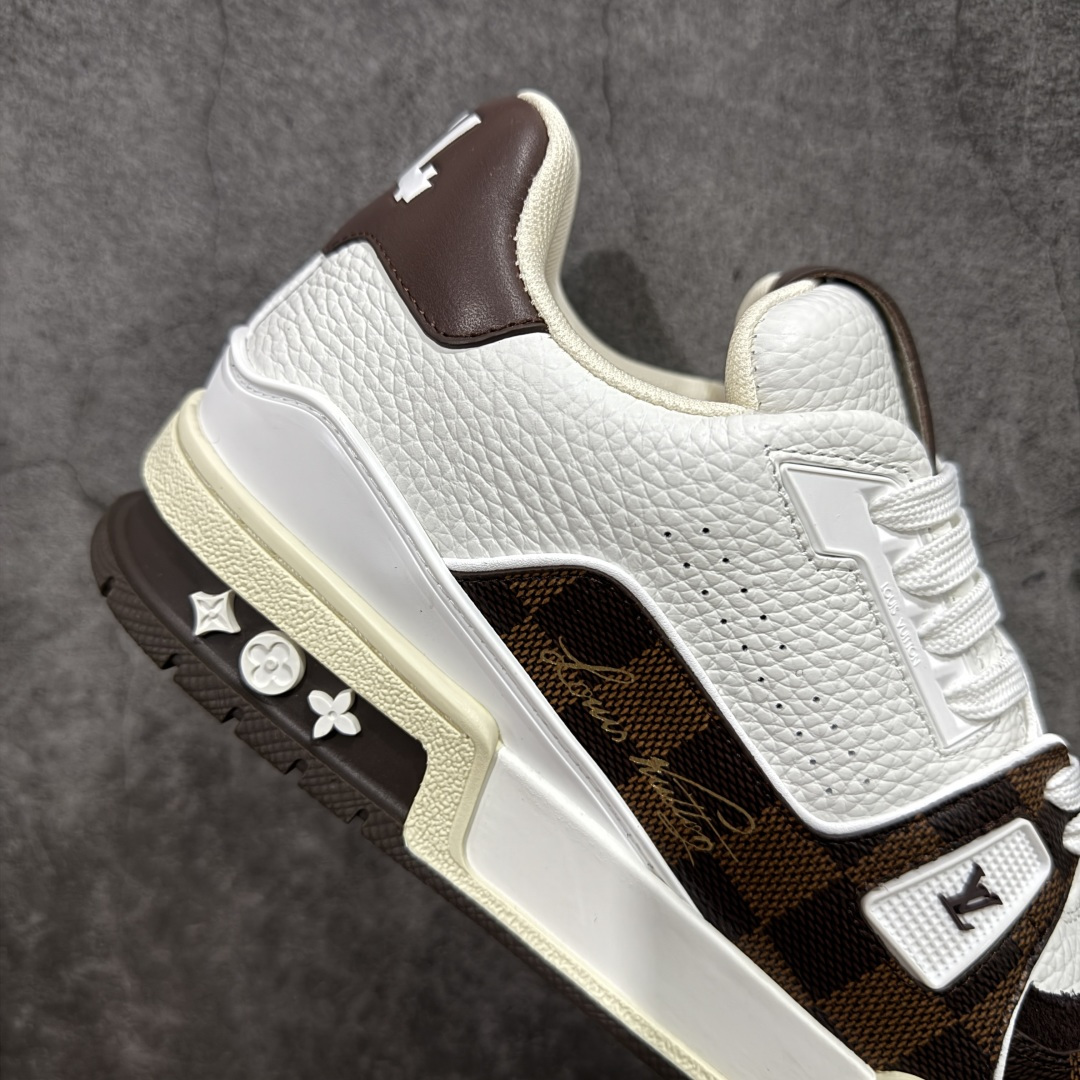 图片[7]-【莞产YS版本】Louis Vuitton Trainer lv时装走秀运动鞋 完美鞋型超高的清洁度 零毛边线头瑕疵 全套原楦原纸版原鞋开模 全网最具灵魂的版型 正确原装黄色鞋盒 正确中底印花 鞋面印花3D高频深度立体 全鞋电脑针车 紧密相连 针距密度一致 环保乳胶注塑鞋垫 厚度脚感还原原版 皮面裁剪部位 统一油边封口工艺 原装橡胶大底含胶量大底组合零偏差 专柜全套包装 防尘袋 说明书 质保卡 男女鞋 尺码： 38 39 40 41 42 43 44 45-选品中心