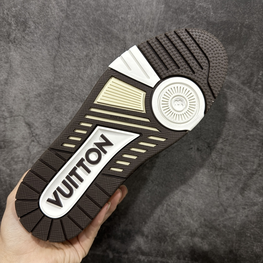 图片[9]-【莞产YS版本】Louis Vuitton Trainer lv时装走秀运动鞋 完美鞋型超高的清洁度 零毛边线头瑕疵 全套原楦原纸版原鞋开模 全网最具灵魂的版型 正确原装黄色鞋盒 正确中底印花 鞋面印花3D高频深度立体 全鞋电脑针车 紧密相连 针距密度一致 环保乳胶注塑鞋垫 厚度脚感还原原版 皮面裁剪部位 统一油边封口工艺 原装橡胶大底含胶量大底组合零偏差 专柜全套包装 防尘袋 说明书 质保卡 男女鞋 尺码： 38 39 40 41 42 43 44 45-选品中心