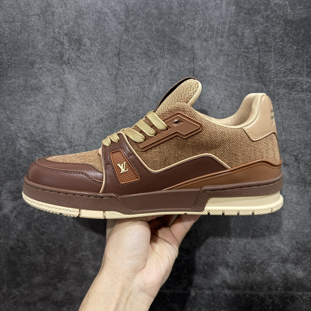 图片[2]-【莞产YS版本】Louis Vuitton Trainer lv时装走秀运动鞋 完美鞋型超高的清洁度 零毛边线头瑕疵 全套原楦原纸版原鞋开模 全网最具灵魂的版型 正确原装黄色鞋盒 正确中底印花 鞋面印花3D高频深度立体 全鞋电脑针车 紧密相连 针距密度一致 环保乳胶注塑鞋垫 厚度脚感还原原版 皮面裁剪部位 统一油边封口工艺 原装橡胶大底含胶量大底组合零偏差 专柜全套包装 防尘袋 说明书 质保卡 男女鞋 尺码： 38 39 40 41 42 43 44 45-选品中心