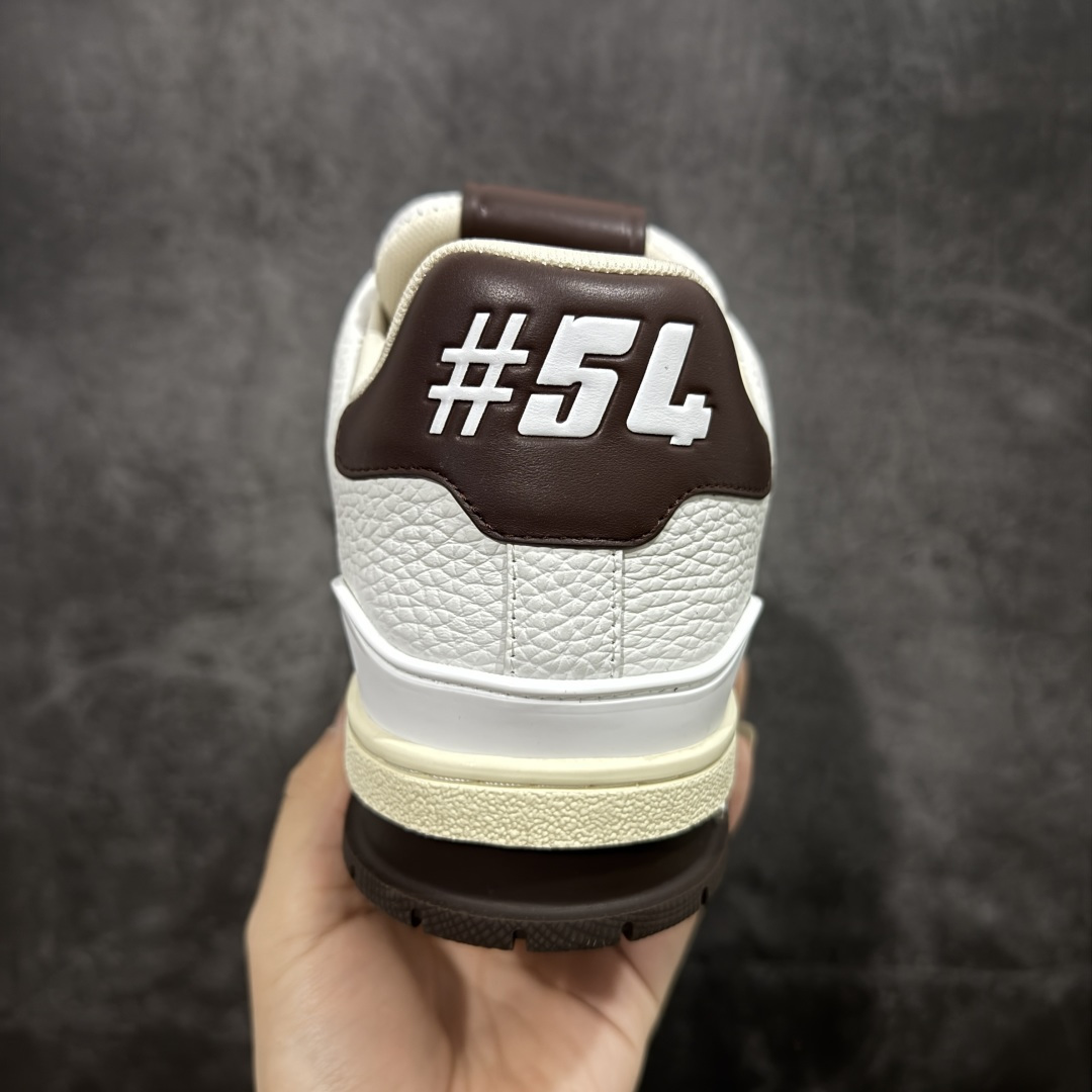 图片[4]-【莞产YS版本】Louis Vuitton Trainer lv时装走秀运动鞋 完美鞋型超高的清洁度 零毛边线头瑕疵 全套原楦原纸版原鞋开模 全网最具灵魂的版型 正确原装黄色鞋盒 正确中底印花 鞋面印花3D高频深度立体 全鞋电脑针车 紧密相连 针距密度一致 环保乳胶注塑鞋垫 厚度脚感还原原版 皮面裁剪部位 统一油边封口工艺 原装橡胶大底含胶量大底组合零偏差 专柜全套包装 防尘袋 说明书 质保卡 男女鞋 尺码： 38 39 40 41 42 43 44 45-选品中心