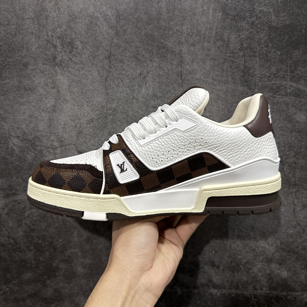 图片[2]-【莞产YS版本】Louis Vuitton Trainer lv时装走秀运动鞋 完美鞋型超高的清洁度 零毛边线头瑕疵 全套原楦原纸版原鞋开模 全网最具灵魂的版型 正确原装黄色鞋盒 正确中底印花 鞋面印花3D高频深度立体 全鞋电脑针车 紧密相连 针距密度一致 环保乳胶注塑鞋垫 厚度脚感还原原版 皮面裁剪部位 统一油边封口工艺 原装橡胶大底含胶量大底组合零偏差 专柜全套包装 防尘袋 说明书 质保卡 男女鞋 尺码： 38 39 40 41 42 43 44 45-选品中心