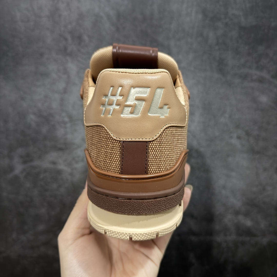 图片[4]-【莞产YS版本】Louis Vuitton Trainer lv时装走秀运动鞋 完美鞋型超高的清洁度 零毛边线头瑕疵 全套原楦原纸版原鞋开模 全网最具灵魂的版型 正确原装黄色鞋盒 正确中底印花 鞋面印花3D高频深度立体 全鞋电脑针车 紧密相连 针距密度一致 环保乳胶注塑鞋垫 厚度脚感还原原版 皮面裁剪部位 统一油边封口工艺 原装橡胶大底含胶量大底组合零偏差 专柜全套包装 防尘袋 说明书 质保卡 男女鞋 尺码： 38 39 40 41 42 43 44 45-选品中心