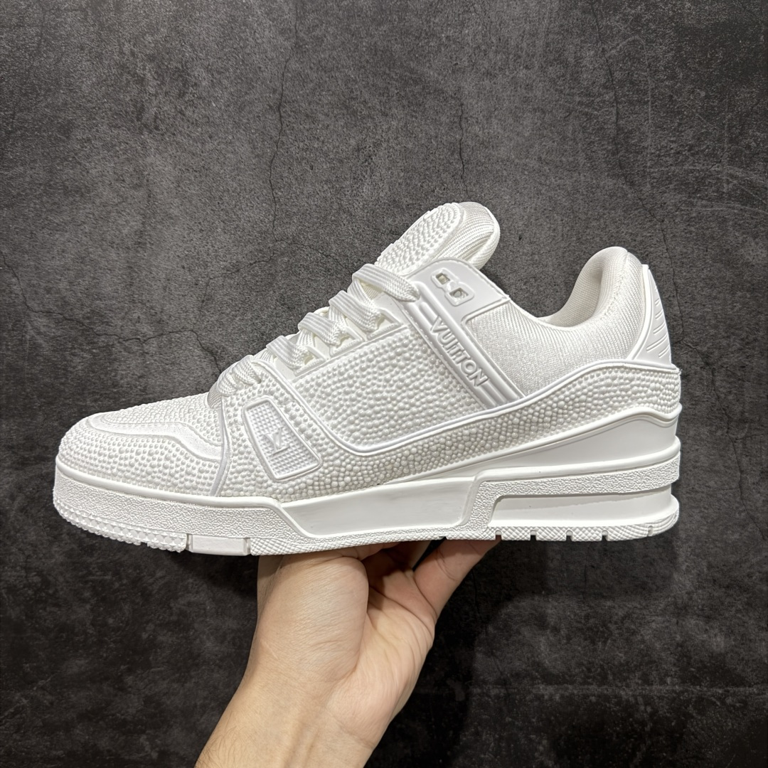 图片[2]-【莞产YS版本】Louis Vuitton Trainer lv时装走秀运动鞋 完美鞋型超高的清洁度 零毛边线头瑕疵 全套原楦原纸版原鞋开模 全网最具灵魂的版型 正确原装黄色鞋盒 正确中底印花 鞋面印花3D高频深度立体 全鞋电脑针车 紧密相连 针距密度一致 环保乳胶注塑鞋垫 厚度脚感还原原版 皮面裁剪部位 统一油边封口工艺 原装橡胶大底含胶量大底组合零偏差 专柜全套包装 防尘袋 说明书 质保卡 男女鞋 尺码： 38 39 40 41 42 43 44 45-选品中心