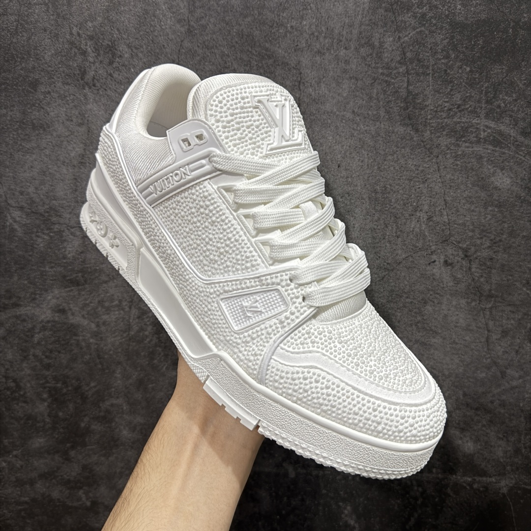 图片[3]-【莞产YS版本】Louis Vuitton Trainer lv时装走秀运动鞋 完美鞋型超高的清洁度 零毛边线头瑕疵 全套原楦原纸版原鞋开模 全网最具灵魂的版型 正确原装黄色鞋盒 正确中底印花 鞋面印花3D高频深度立体 全鞋电脑针车 紧密相连 针距密度一致 环保乳胶注塑鞋垫 厚度脚感还原原版 皮面裁剪部位 统一油边封口工艺 原装橡胶大底含胶量大底组合零偏差 专柜全套包装 防尘袋 说明书 质保卡 男女鞋 尺码： 38 39 40 41 42 43 44 45-选品中心