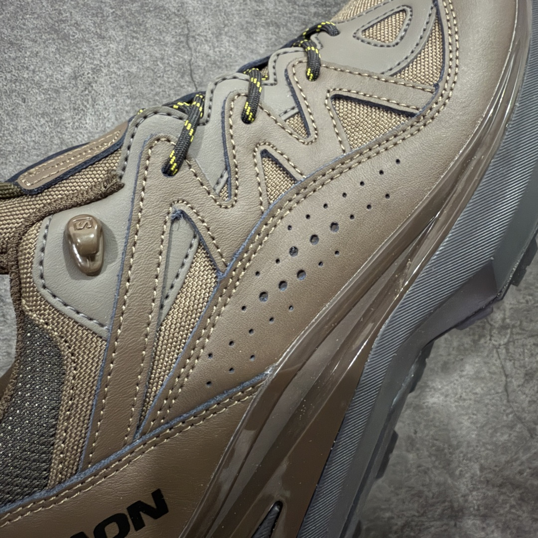 图片[4]-【巅峰版】SALOMON萨洛蒙 ODYSSEY ELMT LOW LTR 柔软舒适 耐磨透气轻便 低帮 生活休闲鞋 男女同款 雷军同款 棕色 476757 纯原外贸平台特供订单 耗时半年巨作 全套原纸板楦头开发 原厂特供网布配套加持 确保原汁原味 完美呈现版型 原档数据独家私模五层组合大底 原装Ortholite轻量化鞋垫 中底布带钢印编号 原厂TPU锁扣 进口港宝加持 后跟自然饱满 还原公司包裹性 鞋面以“锯齿”状的包裹系统呈现 在基色底之下加入了各种色点缀 将公司的最新技术和时尚前卫的造型融入耐用的长跑款式中 鞋面由 TPU 薄膜制成 并焊接在高耐磨网眼上 使其既时尚又坚固 由 ACS底盘支撑 可增强稳定性和支撑力 以及由橡胶凸耳 Contragrip外底覆盖的 EVA 缓冲中底 旨在应对崎岖的地形 鞋舌上的彩色Salomon 标签、Quicklace 系统以及鞋头、鞋舌和鞋跟上的附加品牌使细节更加完美 让穿着者可以轻松驾驭户外与通勤下的任何运动生活场景 无缝鞋身户外随意纵横 颜值与脚感兼备 出街通勤 绝对非常吸睛 你值得拥有 尺码：36 36.5 37.5 38 38.5 39 40 40.5 41 42 42.5 43 44 44.5 45-选品中心